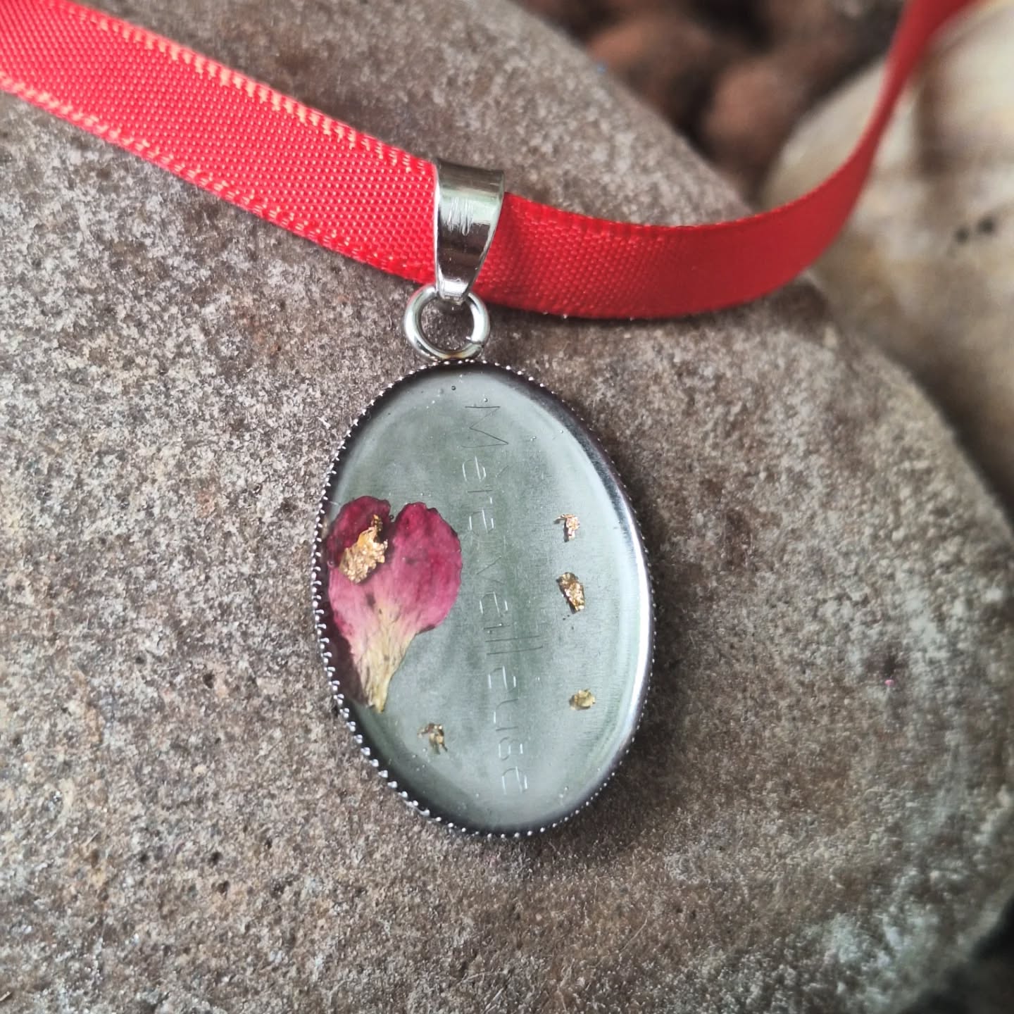 Mère-veilleuse ❤️
Idée cadeau pour une maman 🌿🌸
Pendentif disponible, 15€ 🌸
👉 Contactez moi en MP
#mereveilleuse #pendentif #cadeaumaman #faitmain #tainlhermitage