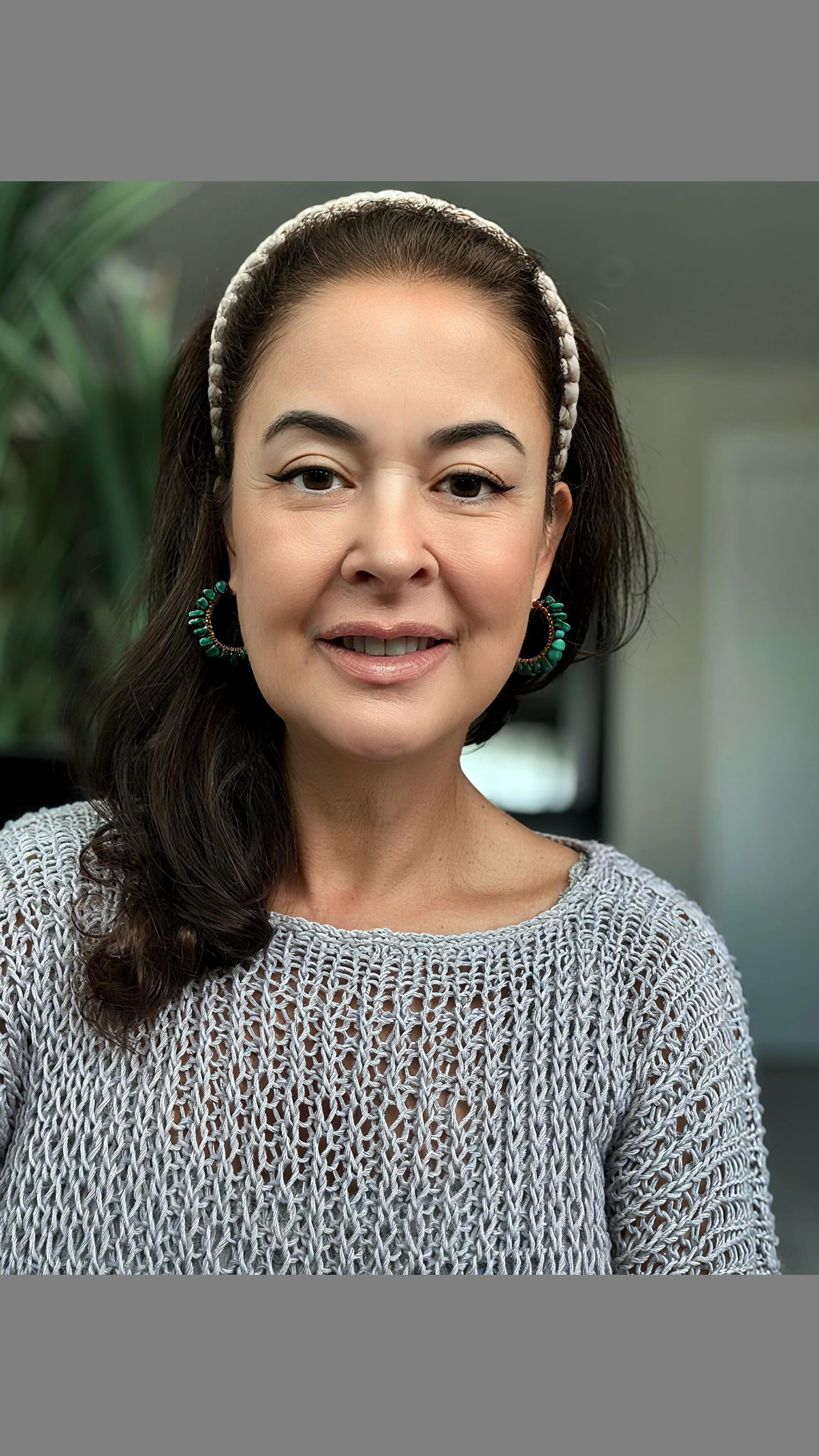 Nossas biojoias da Coleção Pedras e Macramê são resultado de um lindo trabalho feito à mão, onde os cascalhos de pedra são costurados, um a um, nesse bordado ancestral.
Lindos cristais e pedras das mais variadas cores e simbolismos compõem essa Coleção, trazendo beleza e energia para aquelas que adoram brilhar.
Para conhecer mais essa Coleção, entre no nosso site e escolha as suas peças preferidas. Aproveite o FRETE GRÁTIS para compra de quaisquer produtos pronta entrega e não esqueça de usar o cupom BEMVINDA10 para desfrutar de desconto na sua primeira compra.
#luxosustentavel
#elegancianatural
#tudofeitocomasmãos
#aneisdepedra
#brincosdepedra