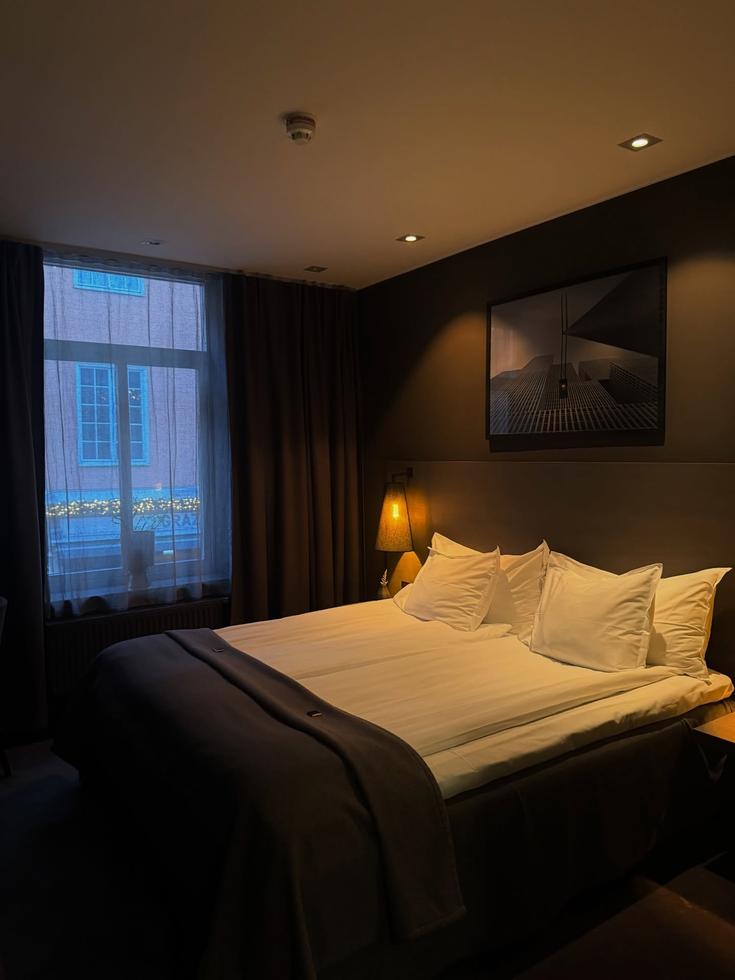 SUMMER IN THE CITY
The Lamp Hotel, Restaurant & Spa är en destination i sig där upplevelse, utsökt mat och enastående inredning möts för aft skapa ett modernt lyxhotel! i centrala Norrköping.
Bokar du logi direkt hos oss med ankomst mellan den 22/6-2/8- 2026 så kan du lägga till spaentré för endast 295 kr/person.
Erbjudandet är endast bokningsbart direkt med oss och kan inte kombineras
med andra erbjudanden och kampanjer.
Begränsat antal rum för kampanjen.
Uppge kampanjkod SUMMER IN THE CITY vid bokning.