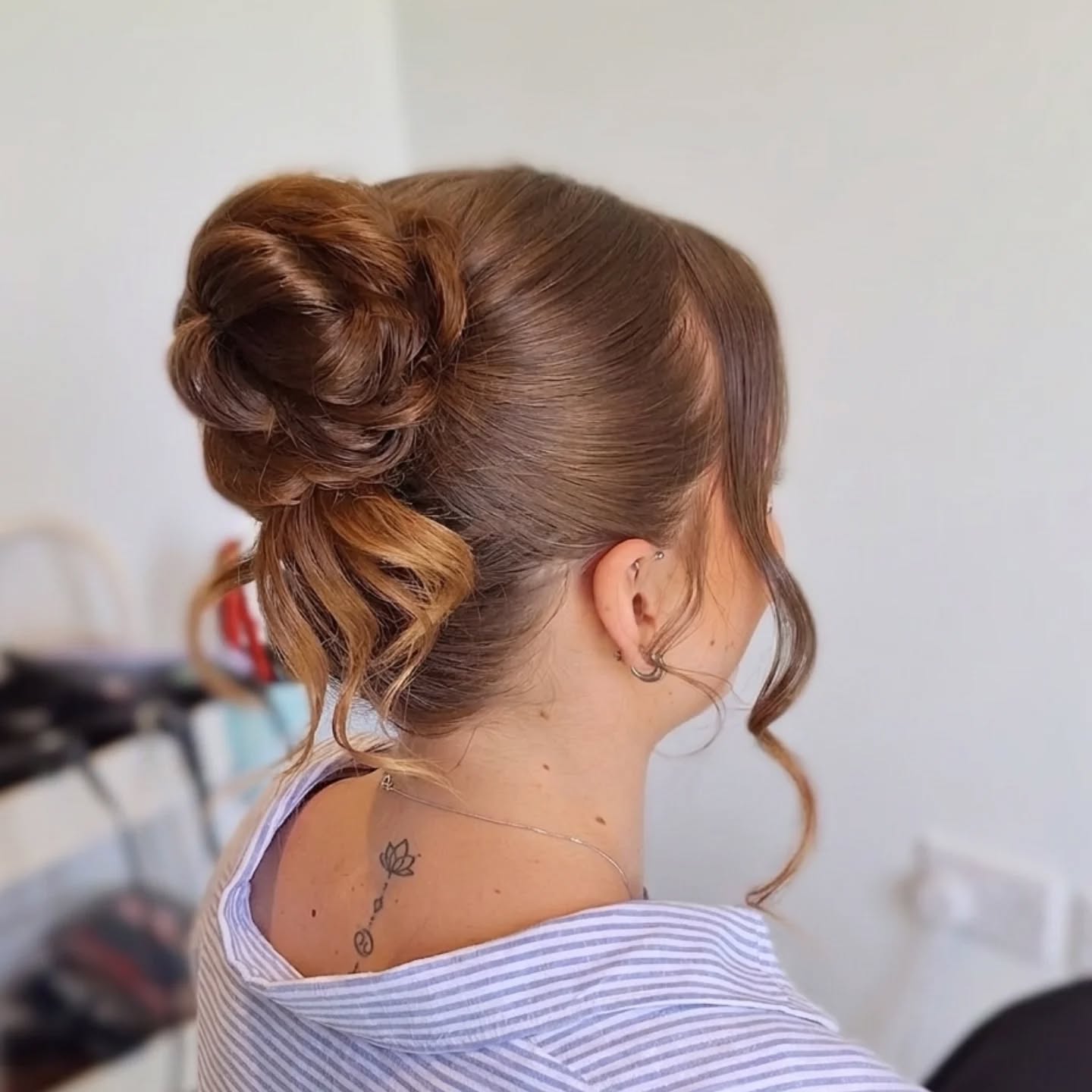 Still a season staple this year, high, effortless updos (with all the effort!) Is this your vision?
.
#highupdo #bridalhairsussex #sussexbridalhair #sussexweddinghair #updos