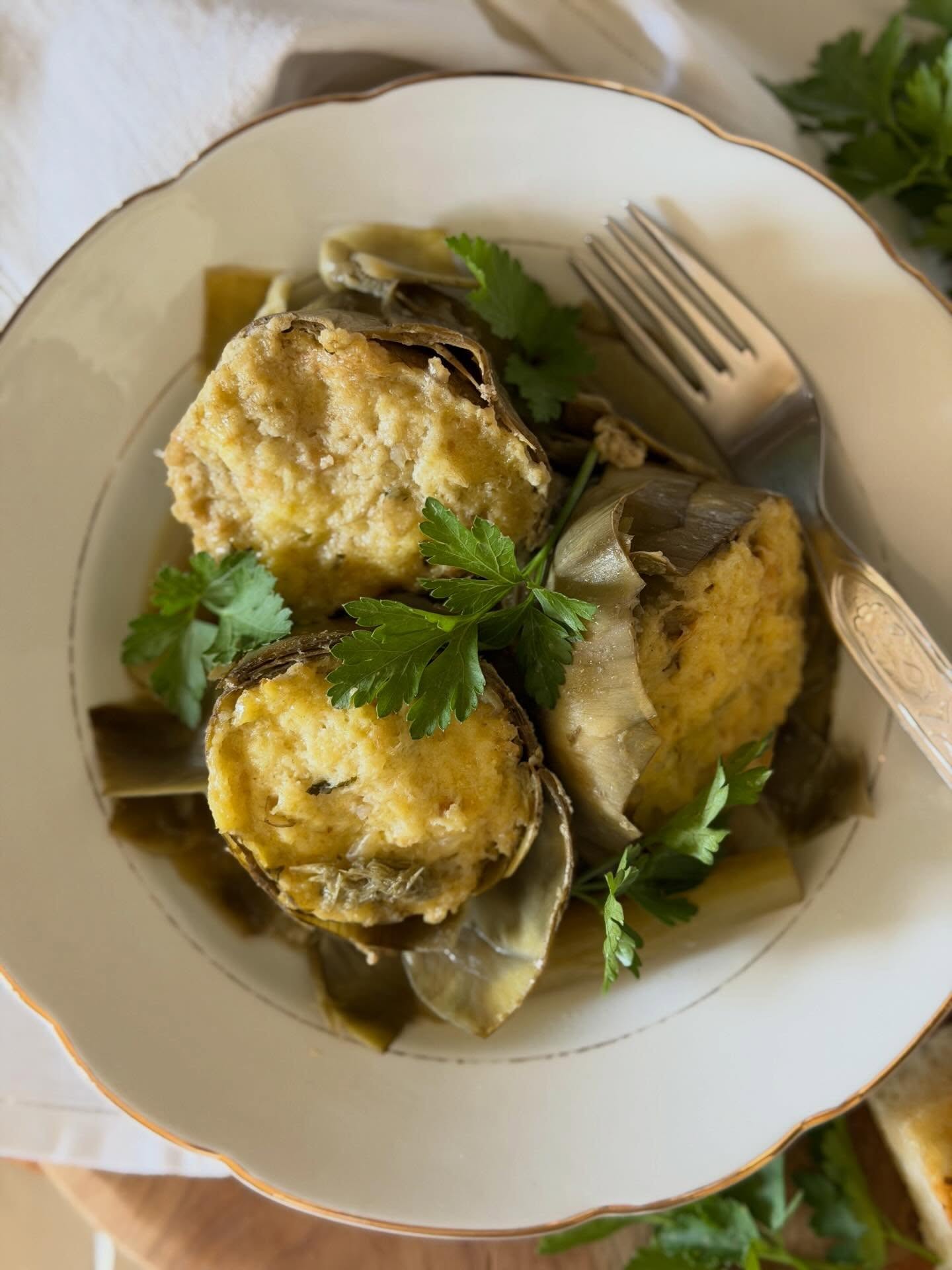 Back home for a few days in Italy, and nothing feels more like home than my mum’s “carciofi ripieni al tegame”— simple, comforting, and made with love 💚🇮🇹
Tender artichokes stuffed with breadcrumbs, parsley, eggs and Parmesan cheese, then slowly poached in water, garlic, parsley and olive oil until perfectly soft and full of flavour.
#artichokes #cucina #homemade #nonna #italianfood