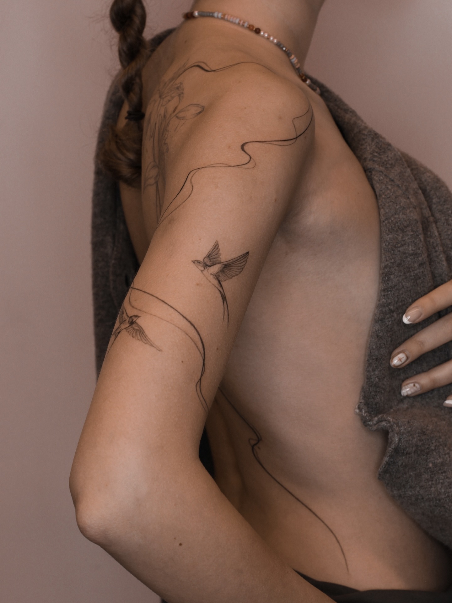 Adding soft, flowing waves and birds to a healed lilies piece we created earlier✨
#tattoovilnius #vilniustattoo #abstracttattoo
