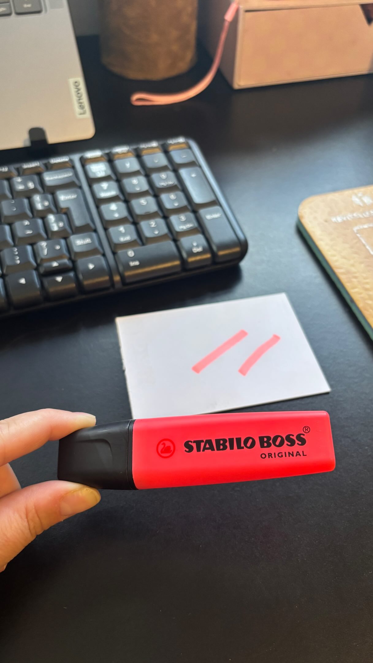 RED (unreal)
Para complementar a história do corte do podcast Radar da Papelaria que eu postei essa semana, eu achei o marca-texto Red (cor 40) da Stabilo para mostrar para vocês.
Essa cor segue à venda e faz parte da coleção mais clássica dos marca-textos da Stabilo, a Neon.
📡🗒️