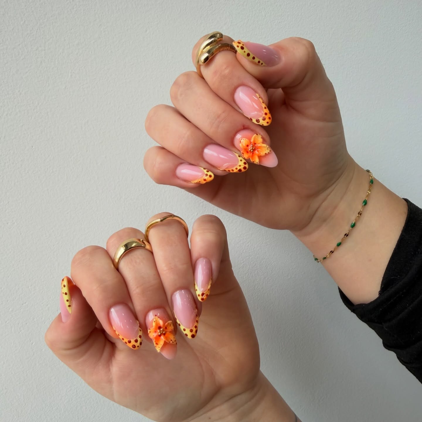 PRÊTES POUR LES COULEURS D’ÉTÉ ??!! 😁🌼☀️
(Attention pour ce genre de pose comptez 2h 😅)
Full @naildbyk 🫶🏼
#nails #nailstyle #onglesété #fleurs3d #gelnailart