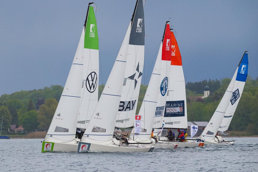 ASS lag tävlar i Sailing Champions League i Starnberg,
på Starnberger See. Första dagen avklarad, tävlanden fick vänta på vind till kl. 17.30. De fick en flight körd, i ca 3m/s. Jämn kappsegling, med tighta situationer. ASS fick en rätt bra start från båtändan, trea uppe vid vindmärket. Tight läns, fyra båtar alldeles tillsammans vid nedre märket. Jämn kryss. Bra gennaker lyft, och bra gipp lyfte laget till tredje mål. Bättre vind lovat till imorgon!