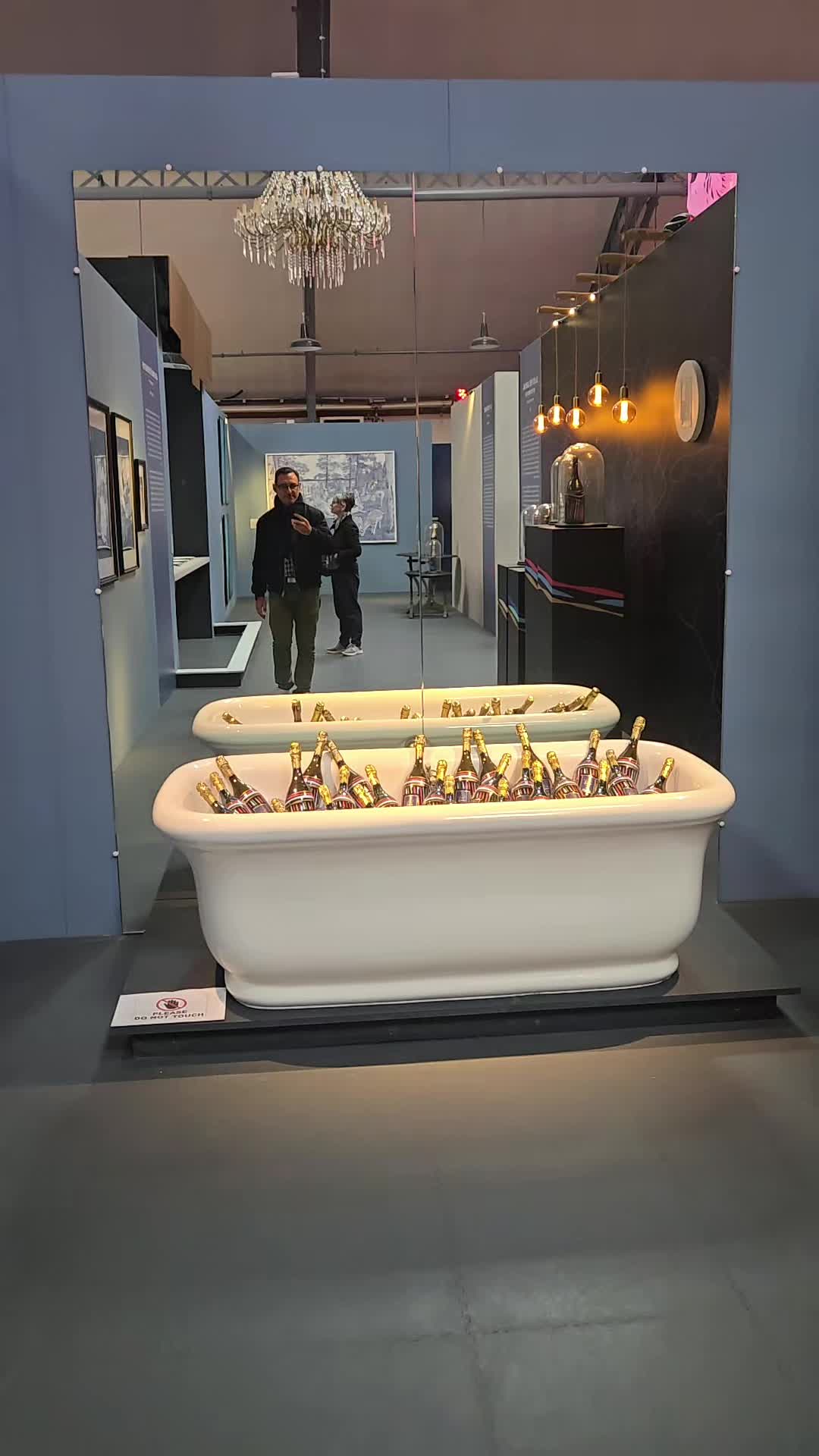 Have you ever had a bath like that ?!?
#champagne #champagnelover #luxurylifestyle #champagnelovers #champagnelife