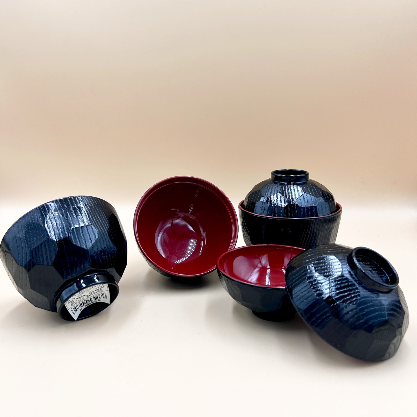 🟢 DOSTĘPNE | Trzy misówki, Japonia, XX/XXI w.
Zestaw misówek z pokrywkami wykonanych z lekkiego materiału, stylizowanych na lakę (urushi).
Czarna, fakturowana powierzchnia zewnętrzna kontrastuje z intensywnie czerwonym wnętrzem, co nawiązuje do tradycyjnej estetyki naczyń do zupy miso.
Forma z pokrywką do serwowania potraw mających trzymać temperaturę.
Na etykiecie widnieje standardowa japońska informacja o jakości i materiałach.
120 PLN + 15 PLN koszt wysylki