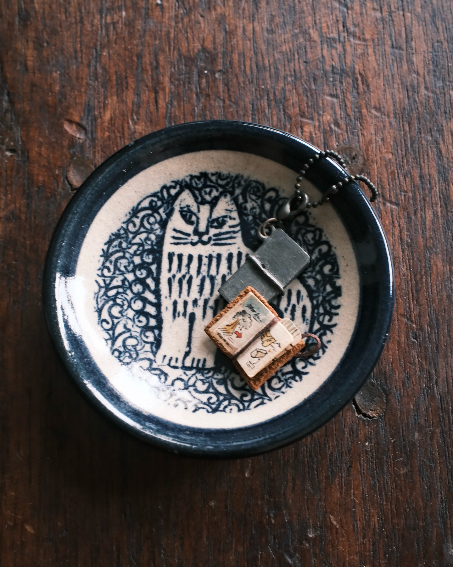 Honoring an IG algorithm that feeds me cats and books instead of boobs. 🙏✨
Manifesting my feed IRL with this Lisa Larson cat dish keeping my TN charms safe.