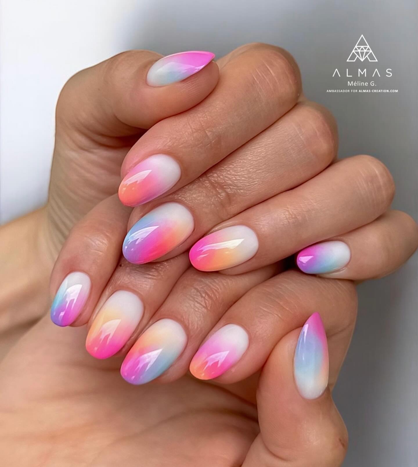 Vous aussi, ce début de printemps vous donne des envies de couleurs? Que pensez-vous de cette nouvelle pose vitaminée? 🤭
C’est l’occasion idéale pour sortir vos vernis, paint ou color gels les plus colorés, à l’image de ce remplissage sans limage réalisé par Méline avec la rubber base Marry Me, le paint Tulip, les vernis Néon Ibiza/Tropicana/Daïquiri/Natural White et la finition brillante Diamond Top Coat. 🌈
#colorfulnails #nailscolors #ovalnails #gradientnails #frenchnails