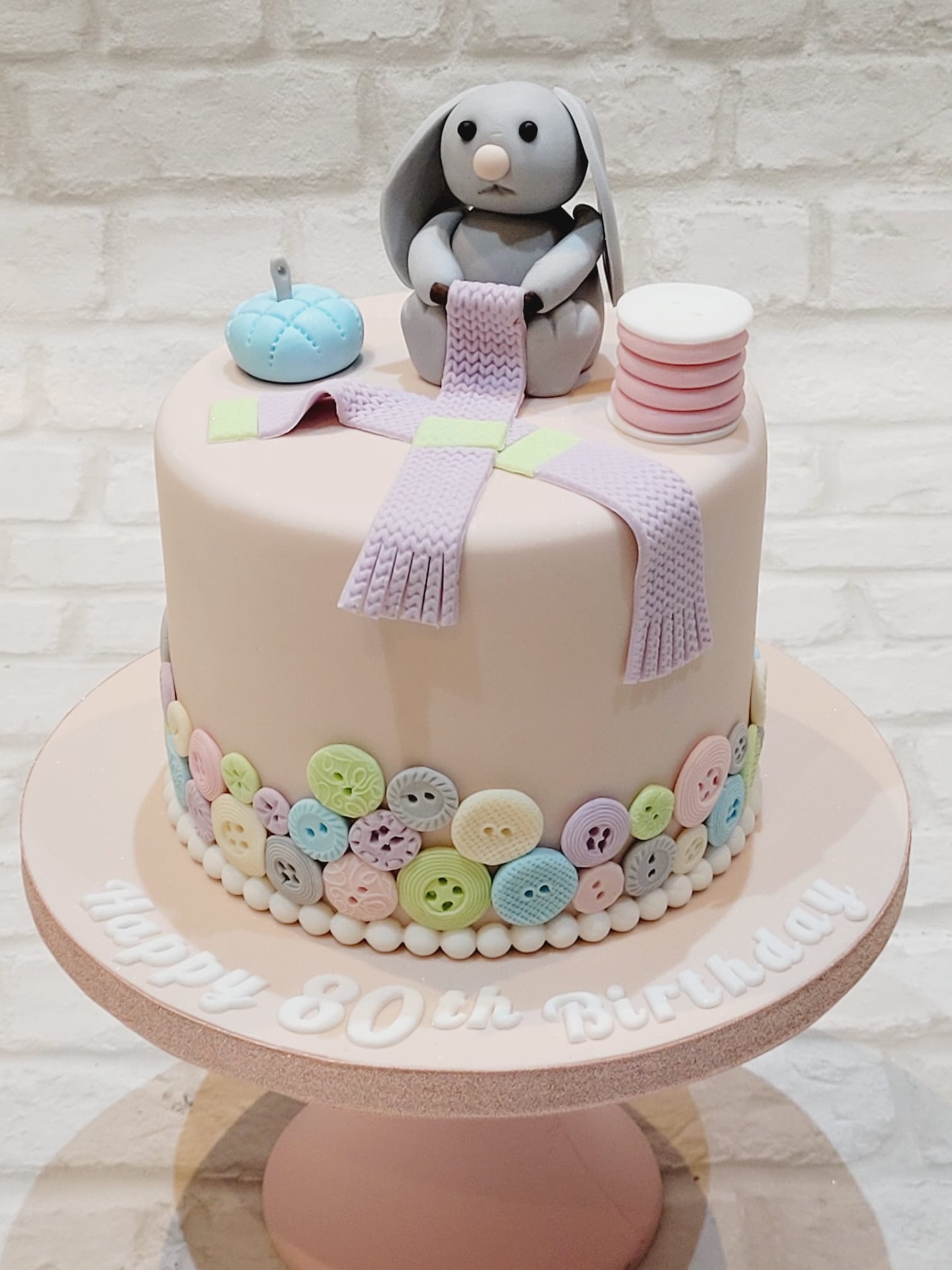 Soft, sweet and full of charm 🧵🐰
This beautifully delicate design features a handcrafted bunny mid-stitch, surrounded by pastel buttons and cosy knitted details for the ultimate handmade feel. Subtle colours, thoughtful textures and a touch of nostalgia make this cake truly special 🤍
Perfect for celebrating a milestone with something a little different ✨
#80thBirthday #ElegantCake #BespokeCake #CakeDesign #CelebrationCake