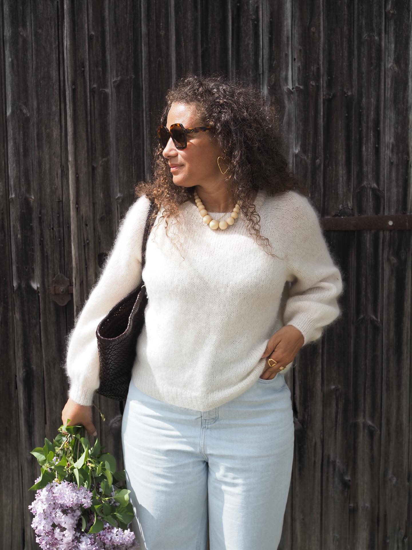 Quand je veux porter mon pull LUZ, j’ai maintenant le choix entre 🏉 une version mohair et soie manches 3/4, 🦙 une mohair et soie manches longues bouffantes et 🎟️ une version plus chaude manches droites.
🦢 Aujourd’hui c’était une journée avec le soleil qui joue à cache cache sans être trop froide. J’ai donc opté pour la version 100 % mohair et soie, légère et chaude mais pas trop et manches longues.
🌷 Retrouvez La Fiche tricot en 8 tailles en français et en anglais sur Ravelry et www.AtelierEmilie.com
__________________________________
#atelieremiliedesigns #pullluz
Tricot Knit knitting tricot pull femme mohair