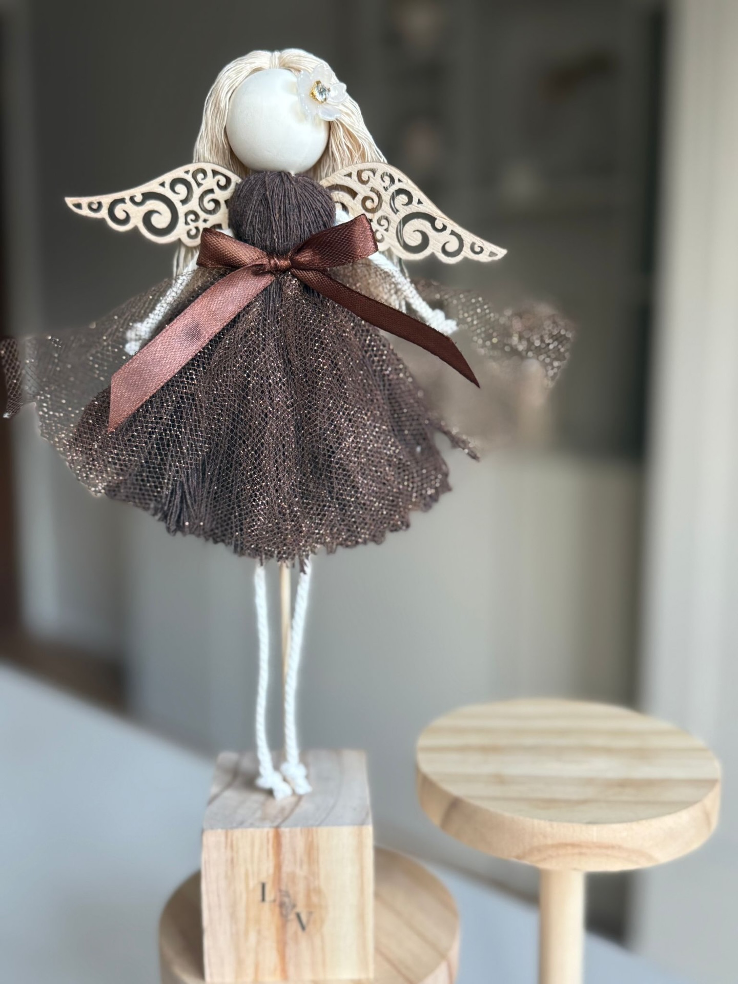 Viele von euch kennen und lieben sie schon: unsere handgefertigten Makramee-Engel 🤍
Was man auf den ersten Blick nicht sieht: In jedem einzelnen steckt unglaublich viel Zeit, Sorgfalt und echte Handarbeit – bis ins kleinste Detail. ✨
Damit wir dieser Arbeit weiterhin gerecht werden können, passen wir den Preis an:
ab sofort CHF 22.50 (statt CHF 18.50).
➡️ Dafür kommen unsere Engel jetzt in einer leicht überarbeiteten, noch eleganteren Form daher 😍 Wir finden: Das Upgrade steht ihnen richtig gut!
💙💚 Kleiner Tipp: Die Engel in Blau und Grün sind aktuell noch im Sale – und werden zur Zeit nicht mehr nachproduziert.
Was sagt ihr zum neuen Look? 🫶🏻
#laviaatelier #makrameeengel #geschenkidee