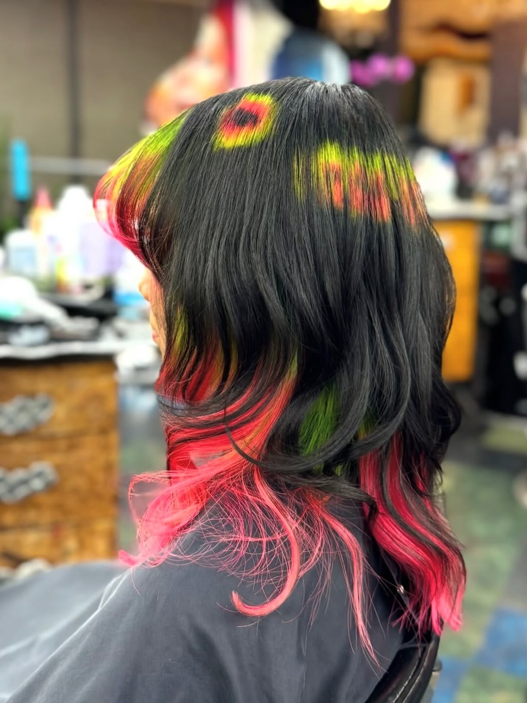 It’s kinda giving Mitsuri Kanroji but reverse 🔄💚🩷
Practicing shapes & designs on hair! It’s sometimes tricky to figure out where the hair naturally wants to land but practice makes progress 😝
April is almost fully booked out hehe 😽 (so grateful) Schedule your hair appointment while you can because i’m getting POPULAR 🙈