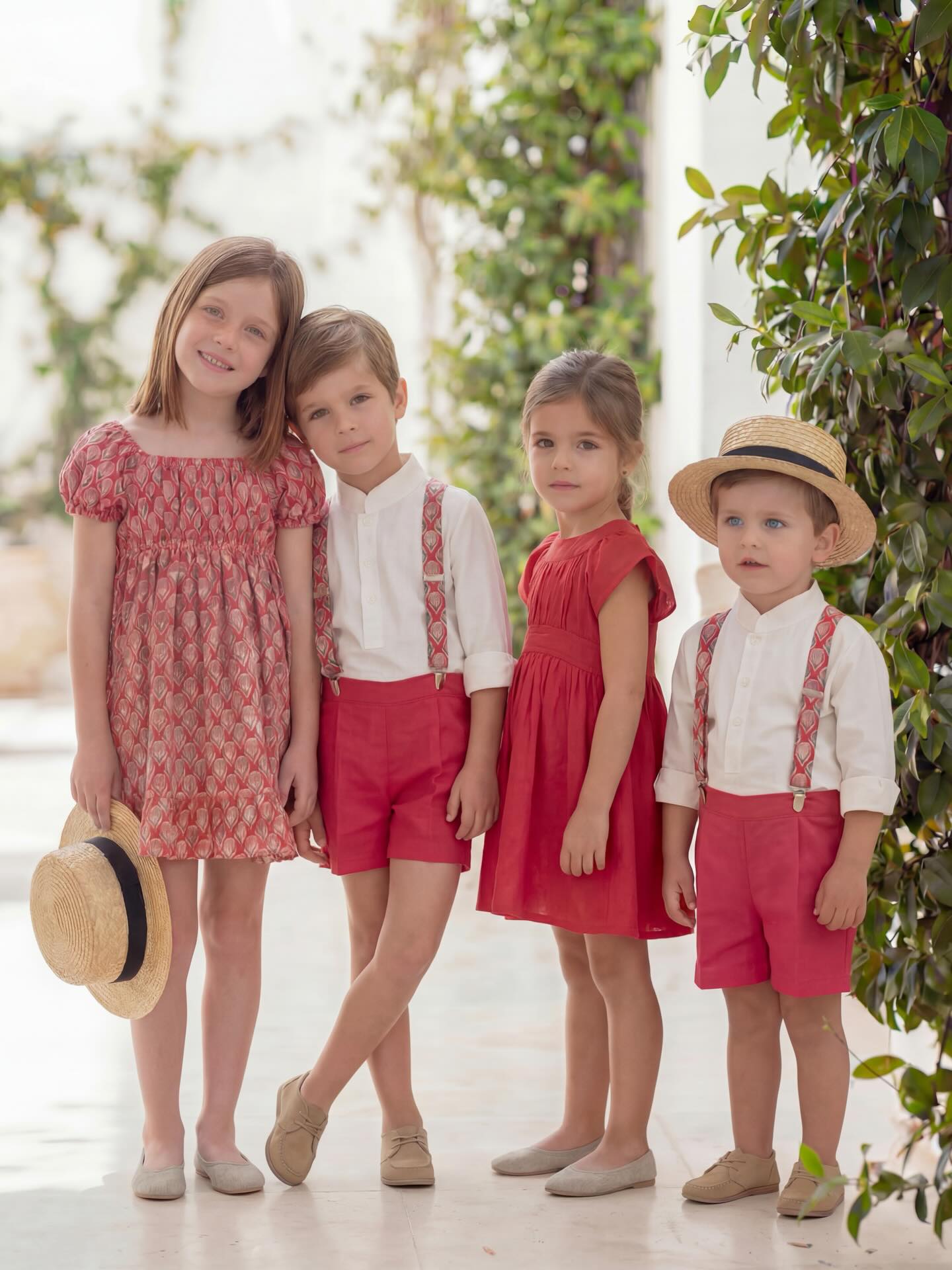 Os hoy enseñamos una combinación que nos encanta para este verano: la tela Festival y el Lino Fresa. ¡¡A quien no le favorece esto!! 🍓🍓🍓
Los modelos de las niñas son el Carolina y el Felisa. Los niños van con la camisa Juan, el pantalón Austriaco y los tirantes de tela.