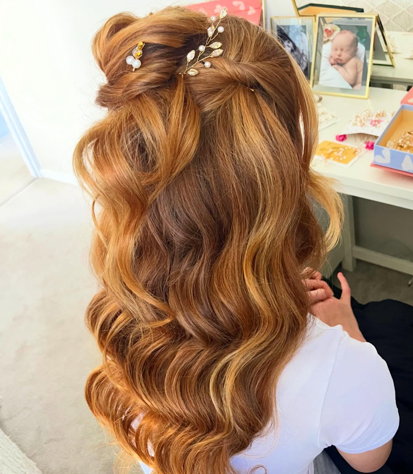 Half up half down in my opinion needs thickness whether that’s created with products, technique or hair extensions preferably all of the above 🤍
DM me for details of how we can achieve this
#bridalhairstylist #weddinghairinspo #leicesterweddinghair #weddinghairleicestershire #weddinghairstylistleicestershire
