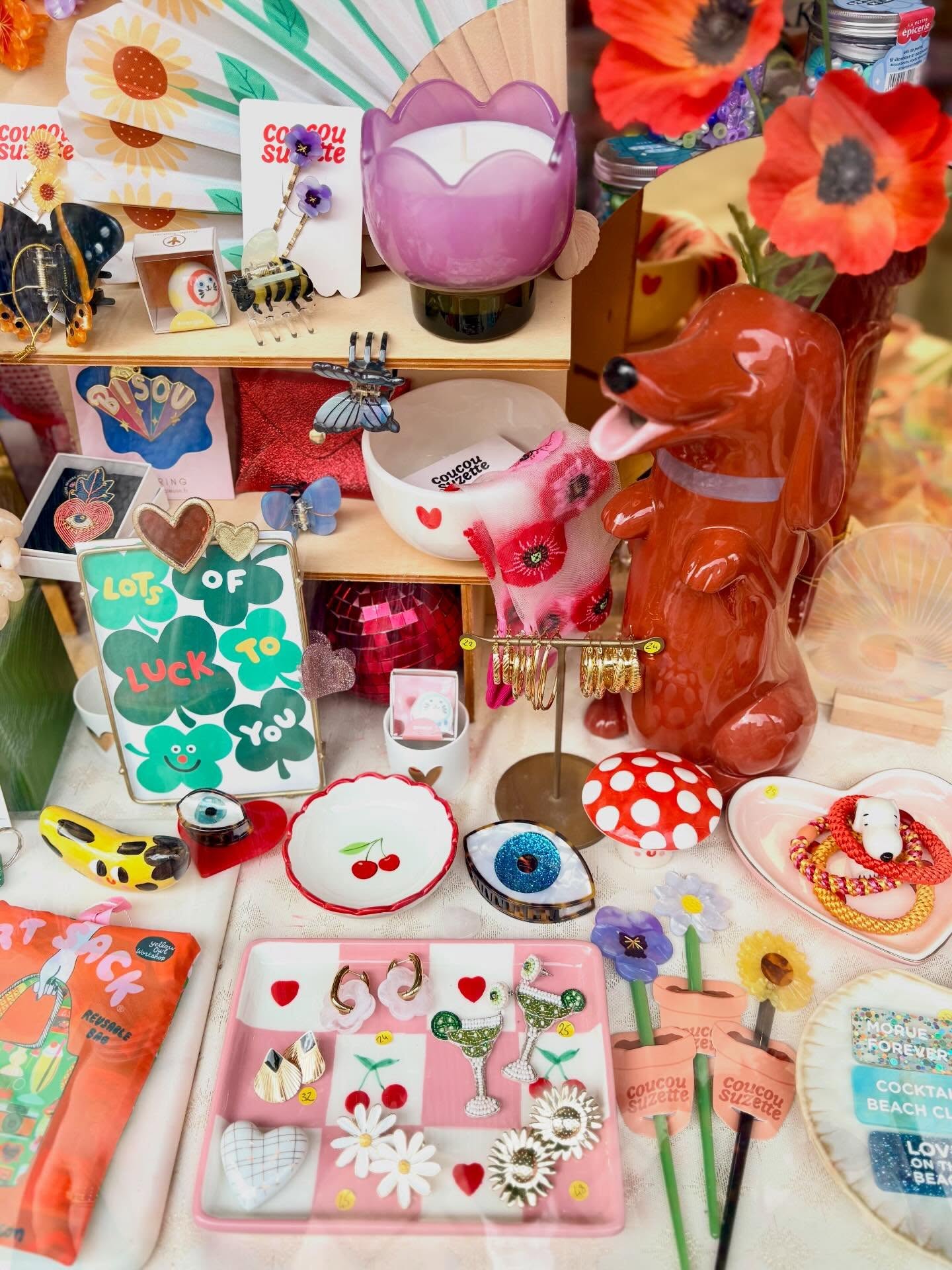 🌸 Un petit air de printemps s’installe à la boutique ☀️
Des petits cadeaux ensoleillés et pleins de douceur ont pris place en vitrine 💛🌸🌷
Des fleurs, des cœurs, des couleurs joyeuses, de quoi apporter un peu de lumière et de bonne humeur au quotidien 🌼
Bijoux, pinces, objets déco, petites attentions, plein de jolies choses à offrir ou à s’offrir simplement pour se faire plaisir ✨
📍 Le Puits d’Amour
113 rue Fondaudège – Bordeaux
Quartier Jardin Public
🕒 Du lundi au samedi : 11h – 19h
Passez nous voir en boutique 🌸
Le Puits d’Amour, un concentré de couleurs, de jolies idées et toujours plus de love 💛