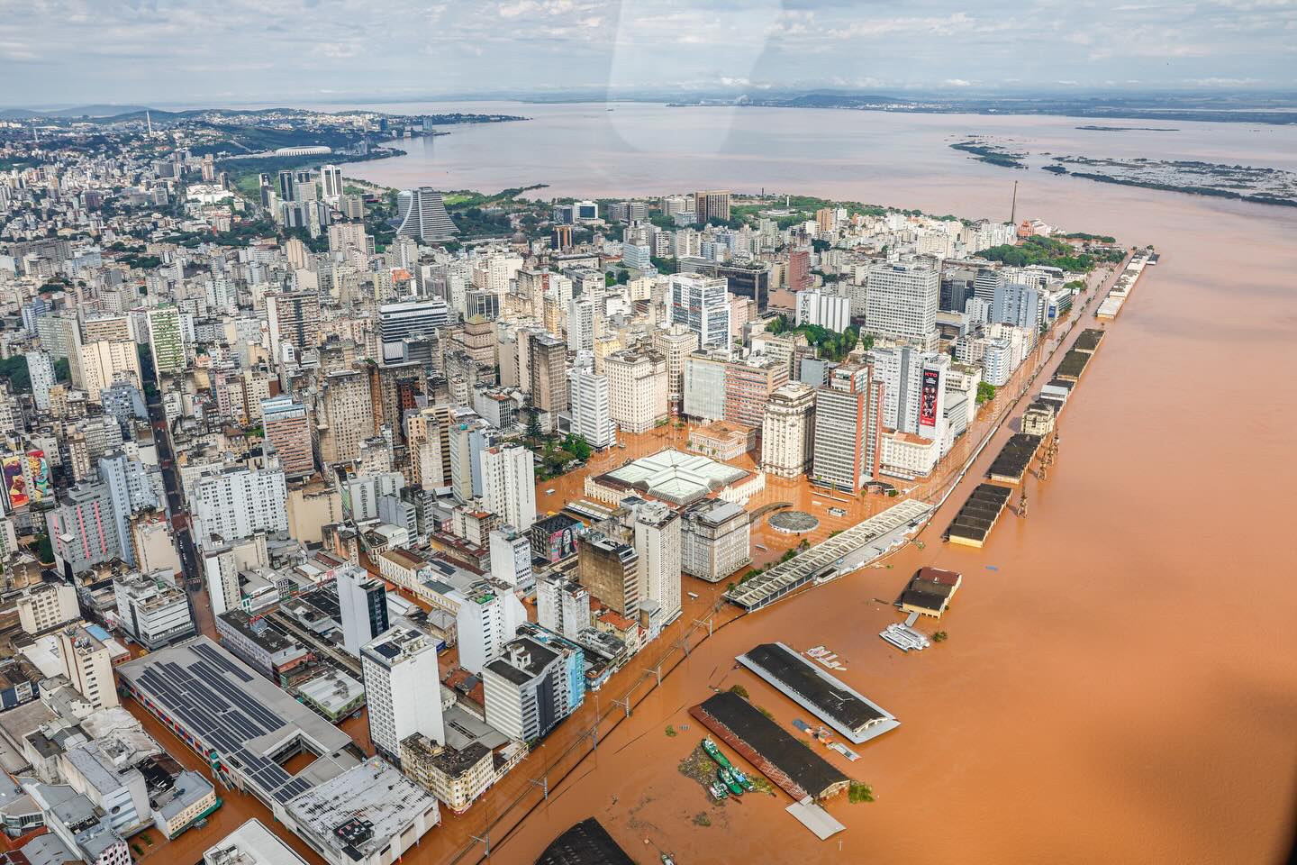 🚨 Memória que salva!
Em 2024, as enchentes no RS afetaram mais de 2 milhões de pessoas. Nos primeiros dias, a Vv já estava em campo tentando levar ajuda qualificada naquele cenário de caos e tragédia. Mas a maior parte da ajuda não veio de governos, mas de empresas engajadas pela Vv que já tinham estrutura e logística pronta para agir naquele momento.
Segundo o Banco Mundial, cada 1 dólar investido em prevenção pode economizar até 4 em resposta a desastres. Ainda assim, a maior parte das empresas só entra em cena quando a crise já virou manchete.
Empresas que se preparam antes não apenas salvam mais vidas, como geram impacto real, reputação consistente e retorno mensurável. Não é sobre doar quando tudo já deu errado. É sobre inteligência para agir no momento certo.
A Vv- Inteligência Humanitária conecta empresas a dados, territórios e ações concretas antes, durante e depois das crises.
Impacto não é improviso. É estratégia!
Quer fazer parte disso? Clique no LINK DA BIO! 💙