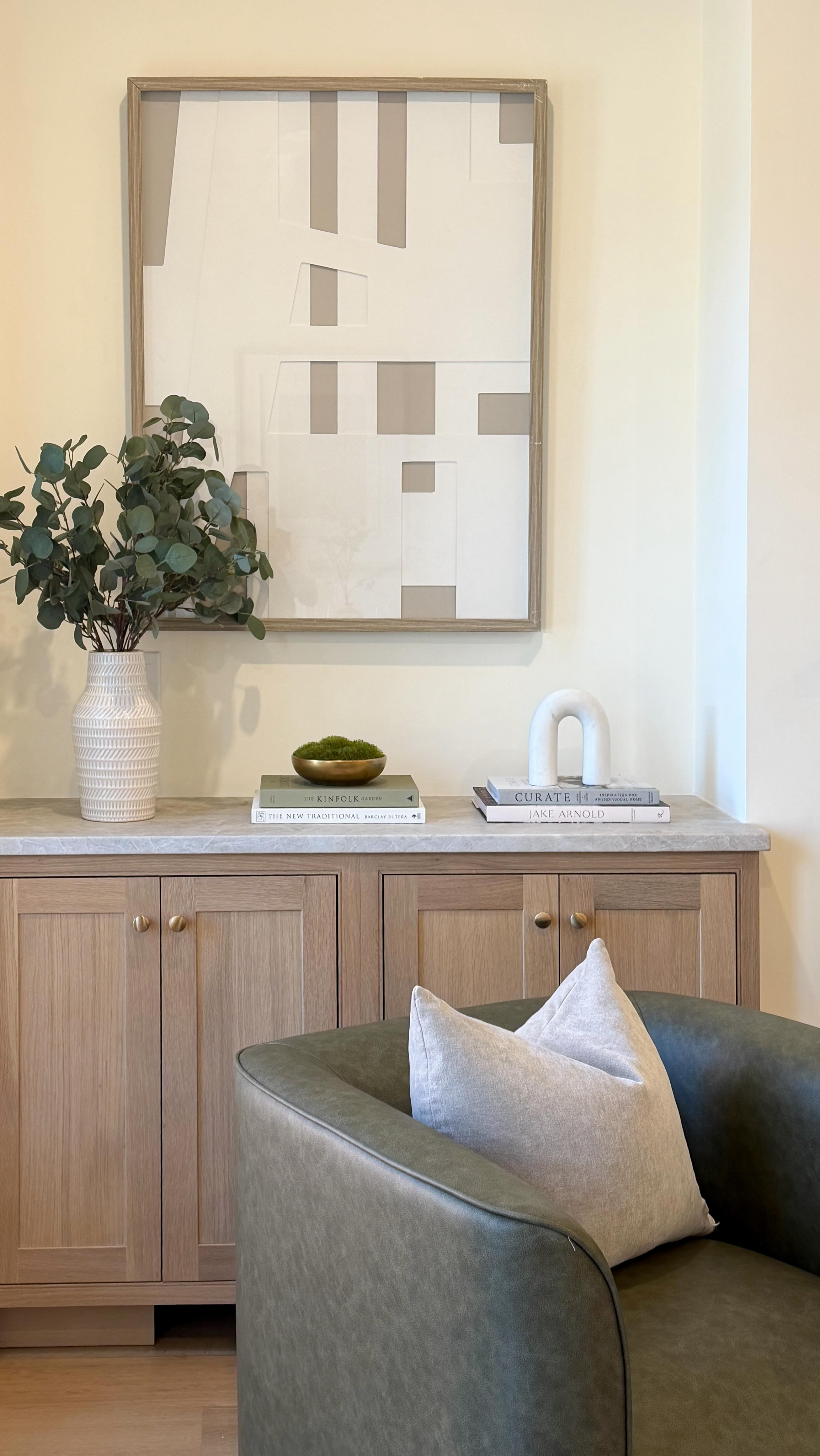 Staged, styled, and ready to sell in Charlestown 🤍✨
Bringing out the full potential of this Boston home with thoughtful interior styling and modern staging details.
#bostoninteriordesign #homestagingboston #stagedtosell #interiorstyling #bostonhomes