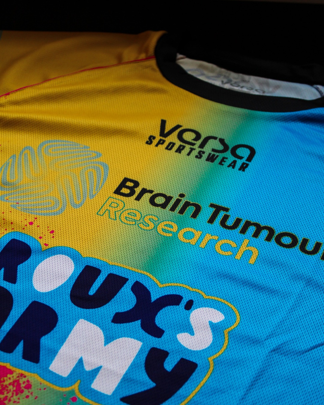 A closer look at this bespoke running shirt, designed for @chrisspinks10 as he takes on the London Marathon this weekend! 🏃
Bold colours, meaningful details, and a shirt with purpose 💙💛💖
Best of luck from all of us at Versa — go smash it! 👊
#VersaSportswear #LondonMarathon #BespokeKit