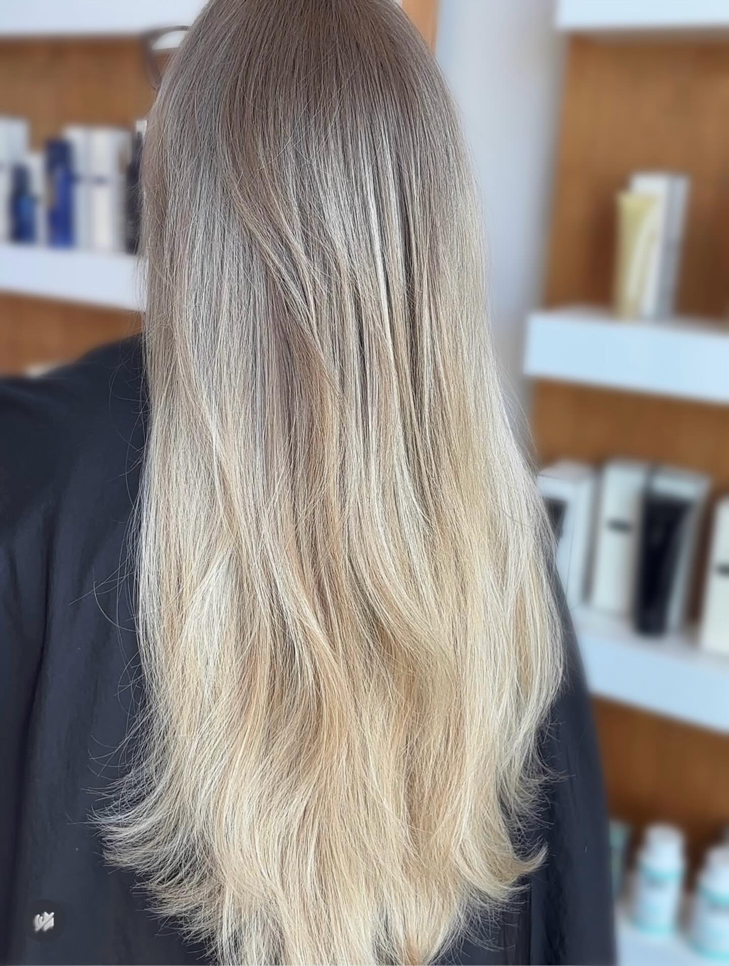 Soft. Bright. Effortless… but make it effortless!
This is your sign to stop settling for flat blondes and start wearing something that actually moves with you. Think soft brightness, seamless dimension, and long layers that give you that lived-in, “I woke up like this” finish (but better).
Rachel doesn’t just do blonde, she designs it to fit you. Your lifestyle, your maintenance, your vibe.
Ready for your blonde era? 🤍
🔗 Click that link in bio to book online to secure your spot with Rachel before she’s fully booked.
#yqr #yqrhair #blonde #blondehair