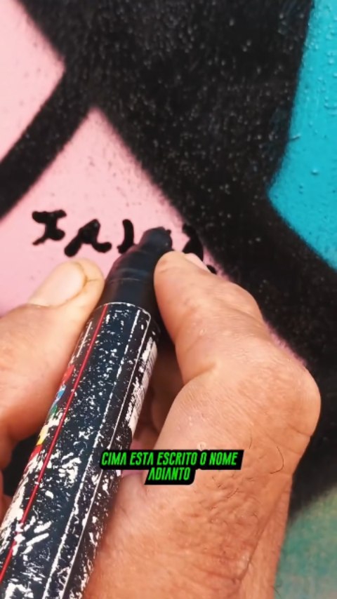 SÓ ADIANTO / MESA NOVA
E isso tem tudo a ver com o que acontece nas aulas de graffiti, design, mediação de leitura no projeto Escolinha Biblioteca Adianto.
Nas nossas oficinas, não só acontecem experimentos artísticos — é participação social. É quando os alunos descobrem que podem usar cor, letra, desenho e mensagem para ocupar o espaço com sentido, com respeito e com identidade.
Cada traço vira conversa. Cada mural vira presença. Cada encontro vira coragem.
Porque intervir no lugar onde a gente vive também é aprender a cuidar dele, imaginar futuros e dizer: “eu pertenço aqui”. Se um beco pode ganhar um novo nome, a gente também pode ganhar um novo jeito de olhar para a rua.
Para aproximar ainda mais a comunidade da Biblioteca, demos início às atividades da Só Adianto, nosso noticiário digital em formato de jornal comunitário. Por meio de entrevistas com moradores, participantes das oficinas e professores, o noticiário irá acompanhar as atividades e compartilhar curiosidades sobre o projeto Escolinha Biblioteca Adianto e sobre a nossa comunidade.
#Biblioteca #Graffiti #ArteNaRua #ParticipaçãoSocial #Educação Cultura RuaAdianto ArteUrbana JuventudeCriativa Território IntervençãoUrbana
Este projeto é apoiado pelo Ministério da Cultura e pela Secretaria da Cultura do Ceará, com recursos provenientes da Lei Federal N.º 14.399 de Julho de 2022
