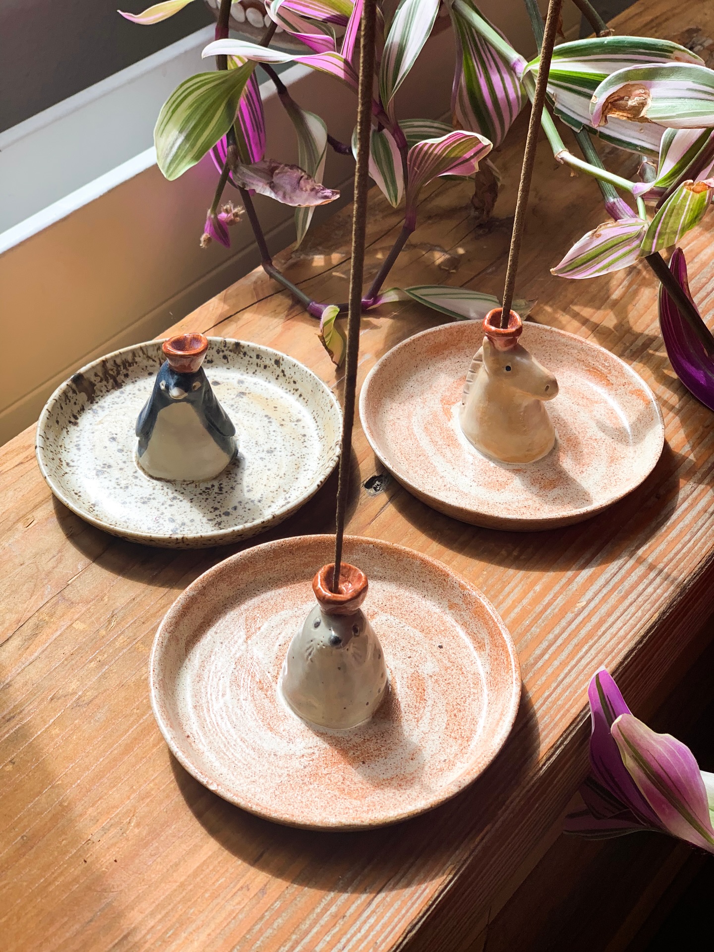 Nous avons le plaisir d’accueillir depuis le début du mois la créatrice Ayuan Ceramic @chiau_he_he !
Céramiste originaire de Taïwan et basée à Renens, elle propose des pièces pleines de douceur et de poésie du quotidien.
Ici, ses porte-encens prennent la forme de petits animaux - cheval, pingouin ou otarie - avec une touche délicieusement kawaii.
Des créations à la fois utiles et pleines de personnalité, à découvrir en boutique!
Porte-encens: 32.-