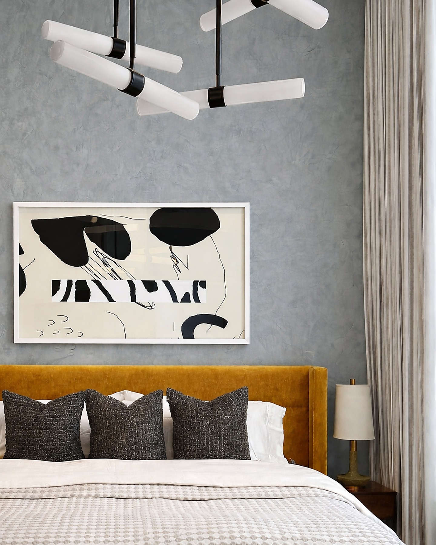 Small patterns, big impact ✨
Loving the mix of patterns here! Subtle is the name of the game, and the graphic lines in the artwork, the texture in the wall, and the layered textiles on the bed. It’s what keeps the space feeling interesting and not too perfect.
The golden velvet headboard just ties it all together. I love this bedroom so much 💙
Design @kiki_designstudio