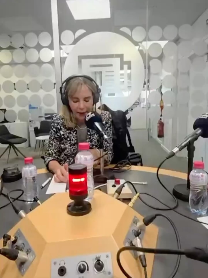 Hace un mes tuve la suerte de estar en Belleza Capital, el programa de @katiarocham en @radiointereconomia , y la verdad es que fue una experiencia muy bonita.
Pudimos hablar de una decisión muy importante en mi vida: dar el paso de emprender. También de algo en lo que creo profundamente cada día, que es el valor de rodearte de un gran equipo médico, de la apuesta de @estheamedica por la tecnología y de las últimas tendencias en el cuidado de la piel.
Además, fue aún más especial por compartirlo con mi querida @manuelallagostera , experta en comunicación y gran amiga
Gracias por invitarme y por hacerme sentir tan cómoda.
Me quedé con muchas ganas de volver.
#RadioIntereconomía #BellezaCapital #EstheaMédica #Emprendimiento #CuidadoDeLaPiel TecnologíaMédica Comunicación SkinCare