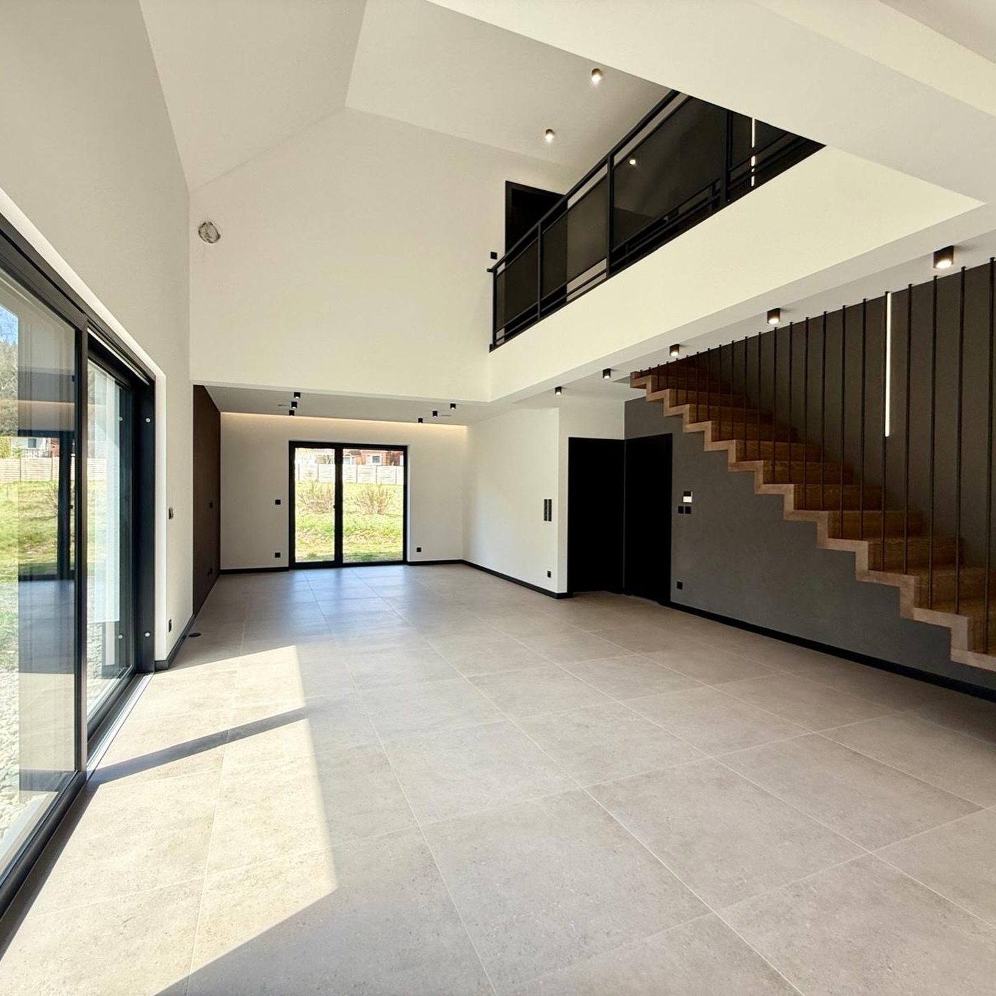 💰1,5 mln zł.
✨ DOM, KTÓRY MA WSZYSTKO ✨
📍 Skomielna Biała | przy granicy Rabki
🏡 150 m² | nowy | gotowy | nowoczesny
🌿 cisza • natura • przestrzeń
W środku:
✨ przestrzenny, jasny salon z antresolą
✨ drewniane schody dywanowe 🔥
✨ zaplanowana kuchnia z wyspą + ukryta spiżarka
✨ 5 pokoi w tym sypialnia master z garderobą
✨ 2 łazienki
✨ pralnia na piętrze
✨ duża kotłownia
✨ strych
Na zewnątrz domek gospodarczy.
Technicznie TOP:
✔️ pompa ciepła
✔️ podłogówka
✔️ rolety elektryczne
✔️ okna HS
✔️ monitoring
✔️ przygotowany pod rekuperację oraz kominek
🚗 dojazd? bez problemu:
✔️ szybki przejazd przez płytką rzekę
✔️ alternatywnie wygodne droga asfaltowa
✔️ w planach most (jeszcze większy komfort)
💧 woda? zabezpieczona:
✔️ 2 studnie
✔️ planowany wodociąg
🌲Wyobraź sobie poranek z widokiem na zieleń i dźwiękiem rzeki w tle… to może być Twoja codzienność. To przemyślany dom, świetna lokalizacja i jakość, którą widać od pierwszego wejścia.
🤝 Skontaktuj się z nami i poczuj ten klimat na żywo
🔗 https://www.apexkoncept.pl/domy/dom-premium-z-antresola
_____________
📍Mszana Dolna, ul. Starowiejska 4C
☎️ tel. 798 370 312
📩 anna@apexkoncept.pl
📲 apexkoncept.pl
#nieruchomości #dommarzeń #nowydom #domzantresolą #premiumhome apexkoncept