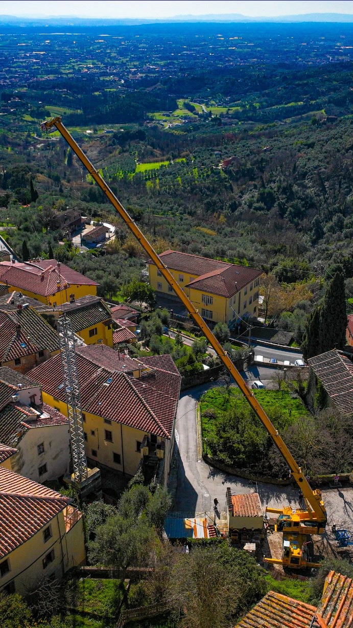 Nel centro storico di Massa e Cozzile, l’intervento di restauro del Palazzo di Massa ha richiesto soluzioni operative altamente specializzate, soprattutto per le lavorazioni in quota.
Per questo tipo di interventi, l’impiego di una gru di grande altezza intorno ai 40/50 metri diventa fondamentale per garantire accesso, movimentazione dei materiali e precisione nelle fasi più delicate del cantiere.
In contesti urbani compatti e con edifici storici, non si tratta solo di “arrivare in alto”, ma di operare con controllo millimetrico, riducendo al minimo l’impatto sulle strutture esistenti e sugli spazi circostanti.
Un supporto tecnico indispensabile per affrontare interventi complessi di restauro, miglioramento sismico, statico ed energetico, dove ogni dettaglio di cantiere incide sulla qualità finale del risultato.
#costruiresrl