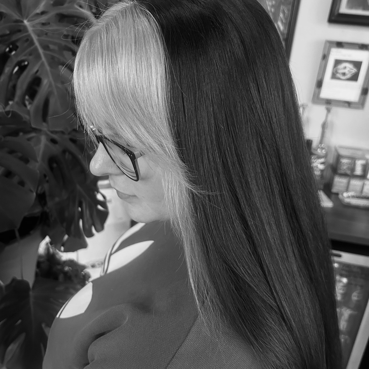 HIGH CONTRAST HAIR…
The coolest thing is seeing it in black and white…it’s a whole vibe.
How many of you take advantage of black and white photography when having high contrast hair?!
@daisychaindesigns.j
#highcontrastphotography #highcontrasthair #althair #salonvoelincoln #blackandblondehair