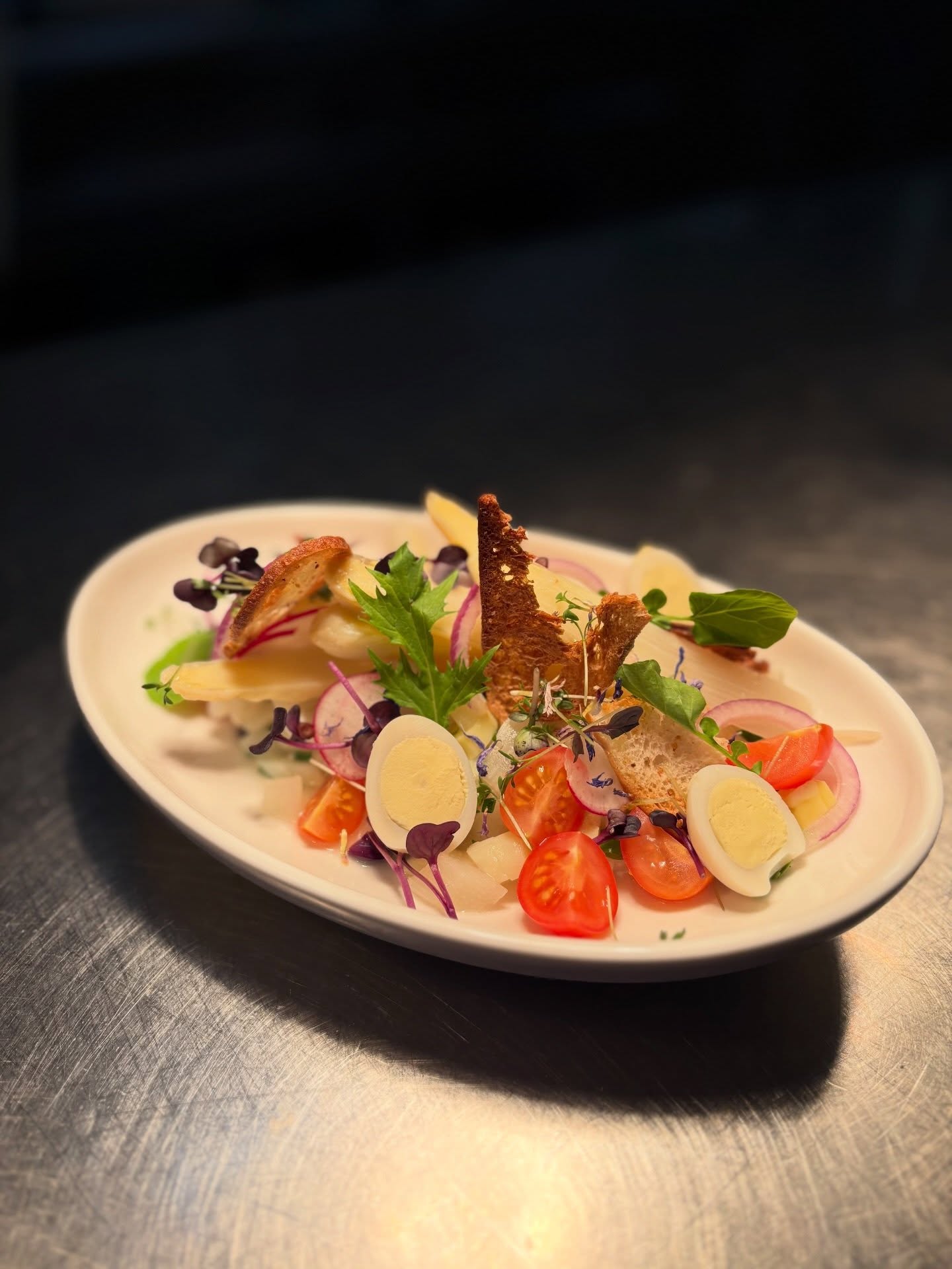 Unsere neuen Teller haben direkt ihren ersten Frühlingsauftritt 🌼 Mit einem Spargelsalat, der Spaß macht. Frisch mariniert, mit Biss und bisschen Spielerei oben drauf. Genau unser Ding. 💪🏻