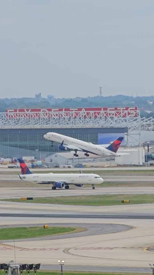 Climbing past ATL's landmark "Fly Delta Jets" sign, a Delta Air Lines 757 roars out of Atlanta.
.
🏷 #deltaairlines #boeing757 #takeoff #hartsfieldjackson #boeing757lovers