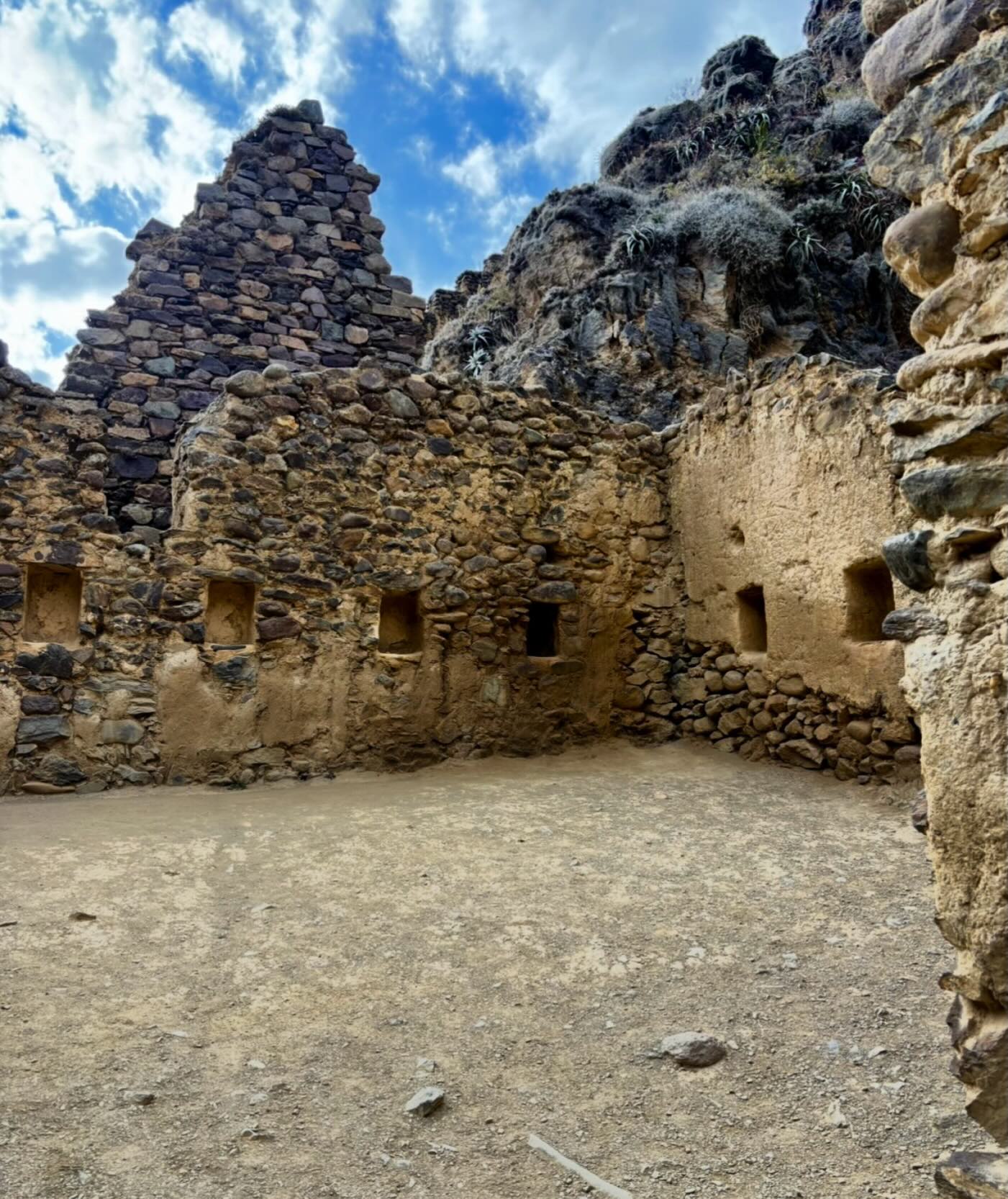 Standing inside history… where walls have witnessed centuries of life, stories, and secrets 🏛️✨
Ollantaytambo isn’t just ruins — it’s a glimpse into a world that still feels alive if you slow down enough to feel it 🇵🇪🤍
#Ollantaytambo #Peru #SacredValley #IncaHistory #TravelPeru