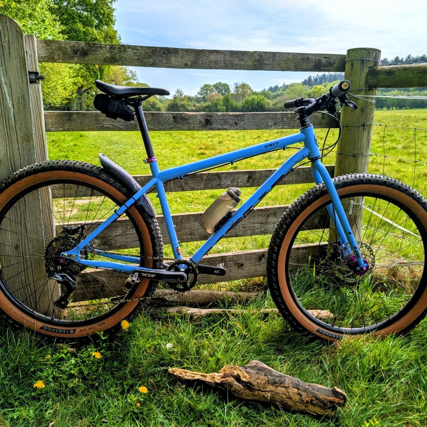 Took the Unit out for a spin today! 27.5x3.00 Teravails worked a treat for the hard Chiltern trails! Nearly ended up in the Netherlands 😂
#konabikesuk #teravail