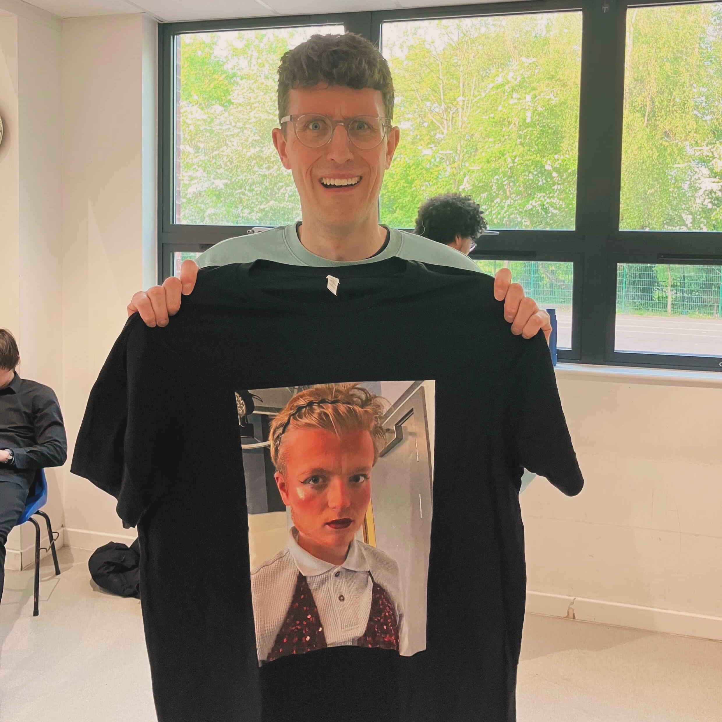 Cameron (a ToF acting legend) left for a university drama course almost one year ago… and everyone still misses seeing him at class each week. 😭 So much so that his Screen Acting Plus friends made matching T-shirts with his face on to wear to keep his presence alive. That’s when you know you are loved!!! 🥰
Here I am being presented with one…
WE MISS YOU CAMERON AND WE’RE ALL REALLY PROUD OF YOU, BUDDY!!! 🎭
#dramacourse #university #goodbyes #actingclass #liverpool