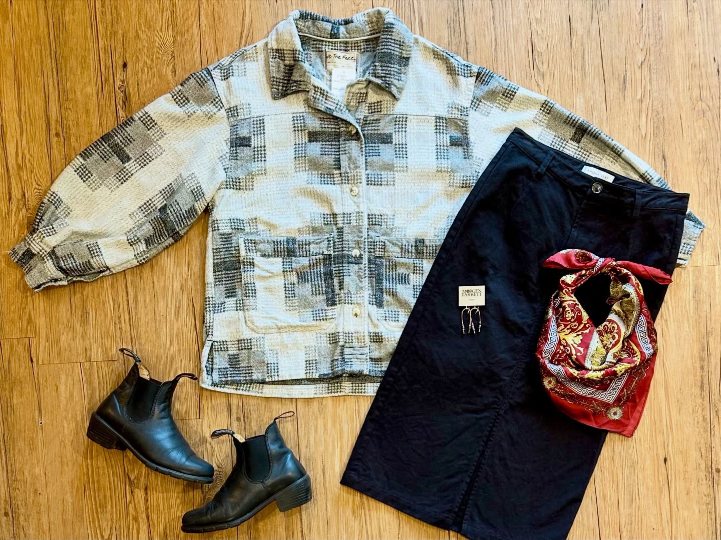 A couple of XS pieces than run big. Love these sleeves! 🎈🎈
The details:
Free People lightweight flannel jacket
sz XS-M, $32
Amour Vert denim skirt sz XS/S, $25
Blundstone boots sz 7.5, $48
Vintage scarf, $12
Morgen Barrett earrings, $30