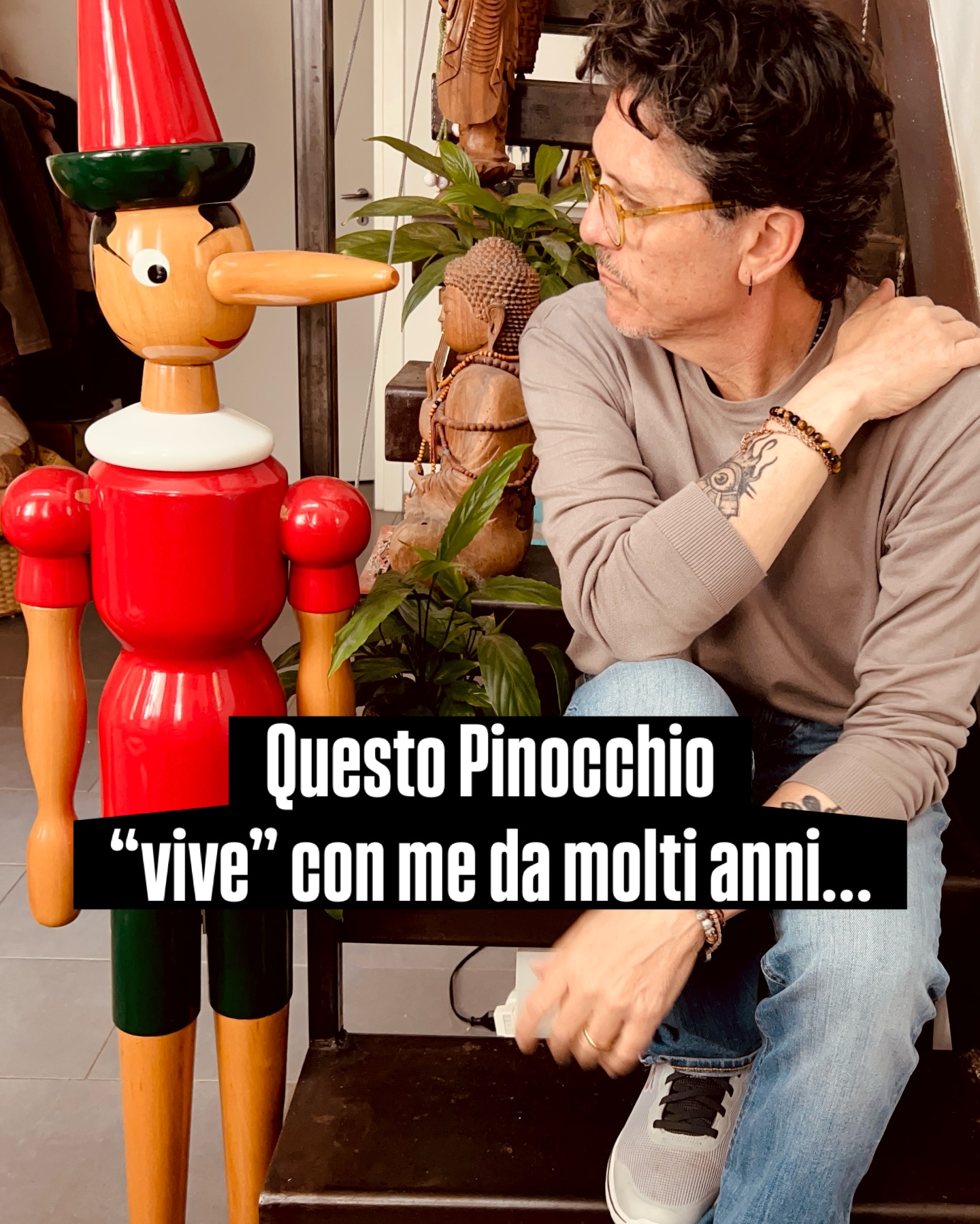 Tu che ne pensi? Per me Pinocchio non è soltanto una favola per bambini.
È una storia sul diventare umani.
-
Quando Carlo Collodi lo scrisse, nell’Italia dell’Ottocento, creò un personaggio profondamente diverso dagli eroi educati e perfetti delle fiabe tradizionali.
-
Pinocchio mente.
Scappa.
Sbaglia continuamente.
Fa domande scomode.
Si lascia sedurre dal mondo.
-
Ed è proprio questo che lo rende ancora attuale.
Perché crescere non significa obbedire senza pensare.
Significa sviluppare uno sguardo sul mondo. Imparare a distinguere. Cadere e capire perché si è caduti.
-
Secondo me raccontare oggi Pinocchio ai bambini forse è importante più che mai.
-
Perché insegna qualcosa che spesso dimentichiamo:
il pensiero critico nasce dalla curiosità, dal dubbio e perfino dall’errore.
-
E che diventare sé stessi è un viaggio molto meno lineare di quanto ci raccontano.
#pinocchio #libriperbambini #crescere #magoriumgiocattoli #storie
