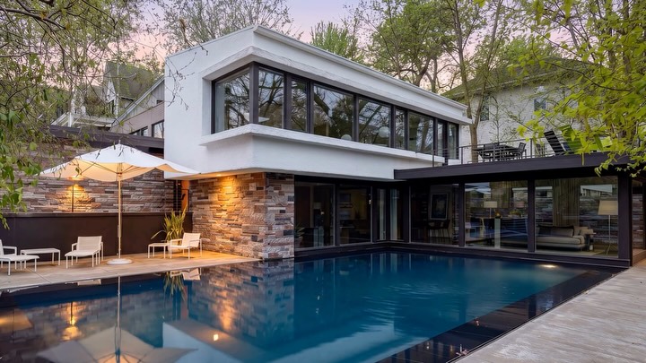 Originally designed by architect Jim Jennings, this mid-century residence pairs clean lines, walls of glass, warm wood tones, and views of Bde Maka Ska. The reflecting pool, symmetry, and the way the light moves through the space all feel incredibly intentional.
Honestly, this house is kind of a dream.
Listed By: @sue.westerman + @jonappetito
Photography: @spacecrafting_photography