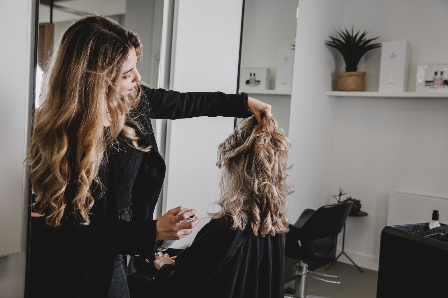 De finishing touch maakt echt het verschil. We geven het haar extra volume zodat het de hele dag perfect zit. ✨
Reserveer je plek via de link in onze bio.
#climaxhair #styling #hairgoals #kapperheerlen #volume