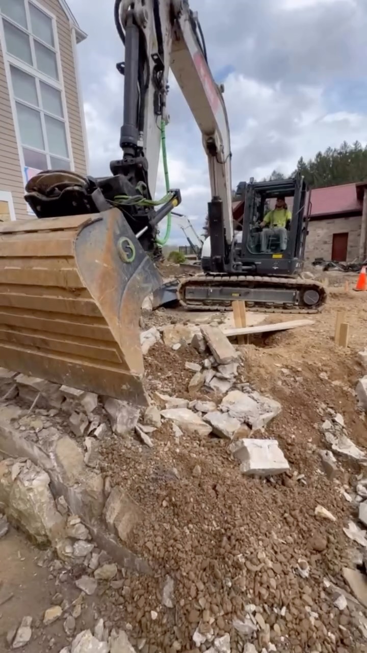 Another big project underway 🔨
We broke ground last week on a project we’ll be on all year and this is just the start!
Excited to bring you along for what’s ahead 👀
#Landscaping #ConstructionLife #Groundbreaking #OutdoorProjects #TeamFunyak