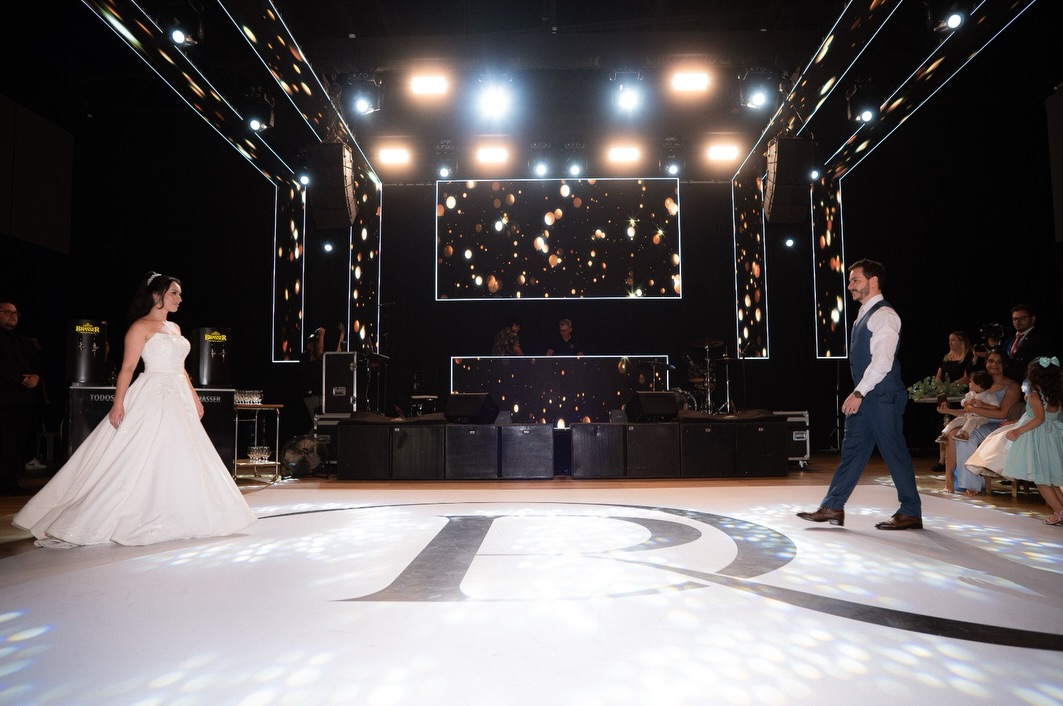 #TBT Casamento @derickmoura11 & @martins.rafa__ | 07.02.26
Relembrando um dia que foi simplesmente inesquecível…
Um cenário impecável. Cada detalhe foi pensado para transformar o ambiente em uma verdadeira experiência sensorial — da cerimônia à pista.
Os painéis de LED trouxeram um visual moderno e impactante, em perfeita harmonia com a iluminação cênica do palco, criando uma atmosfera sofisticada e envolvente do início ao fim.
A iluminação nos arranjos florais valorizou cada elemento da decoração com profundidade e destaque, enquanto as mesas dos convidados receberam pontos de luz cuidadosamente distribuídos, proporcionando aconchego e requinte ao salão.
E claro… os momentos que marcaram a noite:
• Fogos indoor GERB brilhando ao fundo da valsa dos noivos
• Efeitos especiais elevando a energia e transformando a pista em um espetáculo
Tecnologia, sensibilidade e execução precisa — porque cada detalhe faz toda a diferença.
⭐️Ariel Som e Luzes — Realizando Grandes Sonhos
Sonorização • Iluminação • Painéis de LED • Efeitos Especiais
📷: @javorski_producoes
Cerimonial e Decoração: @emartizee
Foto e Vídeo: @javorski_producoes
Buffet: @zandereventos
Banda: @mixturooficial
Bar: @ice.cubedrinks
Bebidas: @nneventospg
Coreografia: @academiadedancaproarte