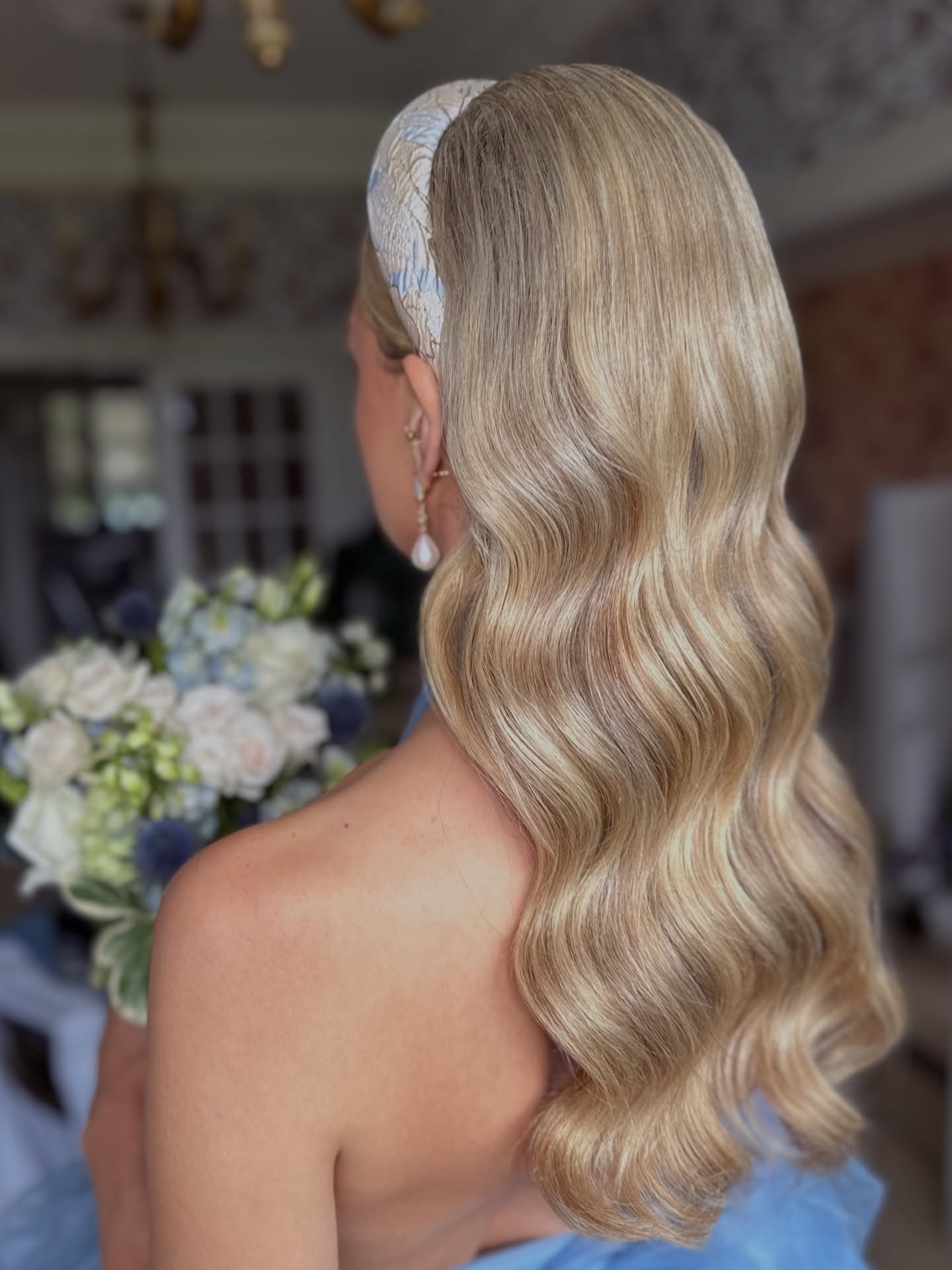 Timeless waves, always on trend
From defined ridges to soft, effortless movement, this look remains a bridal favourite for a reason—elegant, versatile, and forever beautiful 🤍
📍 The gorgeous @barringtonhallcambridge
Hairband by me :)
Accessories @mariapolianska_design
Flowers @lilycoraflowers
Wedding planner @gmweddingplanning
Model @shelleyrwalton
Dress @millia.london
#BridalHair #HairWaves #SoftGlam #CambridgeHairStylist #LondonHairStylist