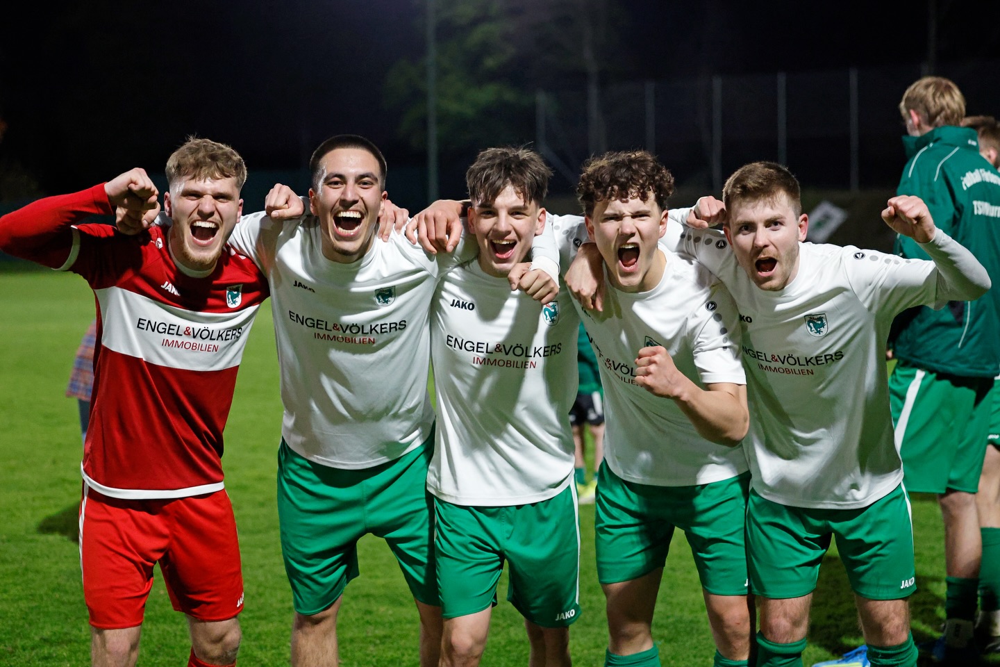Derby-Sieger 🏆🐉
Am Mittwoch war es an der Zeit, dass unsere Jungs das Derby für sich entscheiden. Vor mehr als 1000 Zuschauern konnten wir mit 2:0 gewinnen und Garmisch ohne Punkte wieder nach Hause schicken! 🔥
Großen Dank an alle die im Hintergrund so viel arbeiten und die Zuschauer fürs kommen!
Gleich morgen geht es aber schon weiter: Heimspiel gegen Traunstein um 16 Uhr. Also zu lange können wir uns nicht über dieses Derby freuen – aber momentan dürfen wir noch 😉
Fotos von Markus Nebl
#Murnau #Derbysieg #fussball #Flutlichtspiel #landesliga