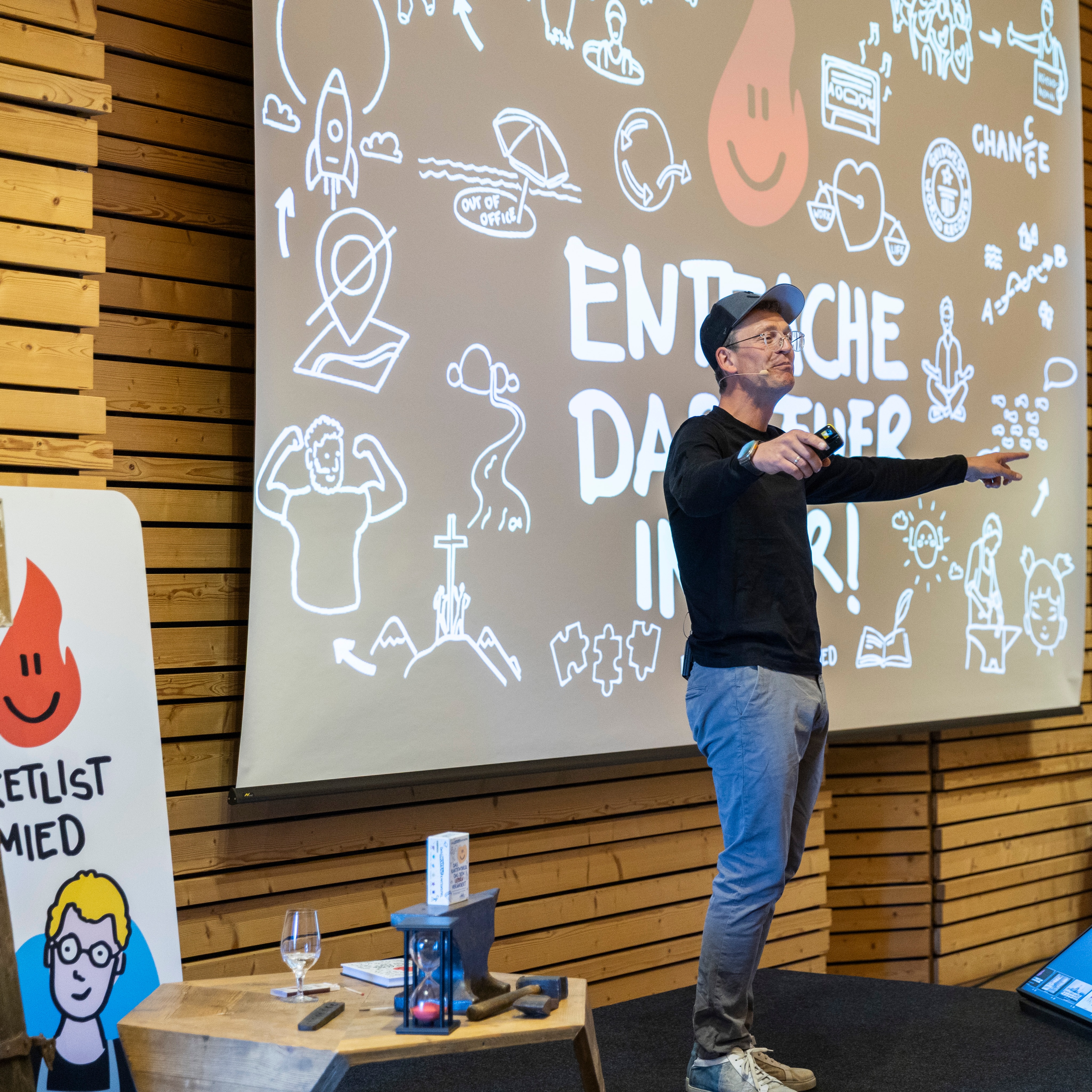 🔥 Eine Keynote mit Energie. Und eine Rückmeldung, die mich aus den Sportsocken haut. 🔥
Das Feedback von INTERSPORT Österreich freut mich deshalb fast mehr als Applaus.
Na servus die Wadln! Mittlerweile flattern schon die ersten „Auswirkungen“ herein. Von einer Tätowierung über einen 100-Kilometer-Lauf bis hin zum Sprung ins kühle Nass oder einem Besuch beim Neujahrskonzert. Die sind ein Wahnsinn, diese INTERSPORTler 😄🔥
Und genau darum geht’s mir bei meinen Erlebnis-Vorträgen. Nicht darum, dass Menschen zwei Stunden später sagen: „War cool.“ Sondern darum, dass irgendetwas hängen bleibt. Ein Gedanke. Ein Satz. Eine Idee. Vielleicht sogar gleich ein Erlebnis.
Vom Erlebnis zum Ergebnis ® 🔨
Denn die spannendsten Dinge passieren meistens nicht während des Vortrags. Sondern danach. Irgendwann mitten im Alltag.
Wenn aus einem Erlebnis langsam Veränderung wird und das auf eine WORK-L!FE-ROMANCE einzahlt, dann macht das einfach Sinn.
Danke an INTERSPORT Austria GmbH für das Vertrauen, die Offenheit, diese besondere Energie im Raum – und die sensationellen Fotos. 🔥
#BucketlistSchmied #INTERSPORT #ErlebnisVortrag #VomErlebnisZumErgebnis #WorkLifeRomance
