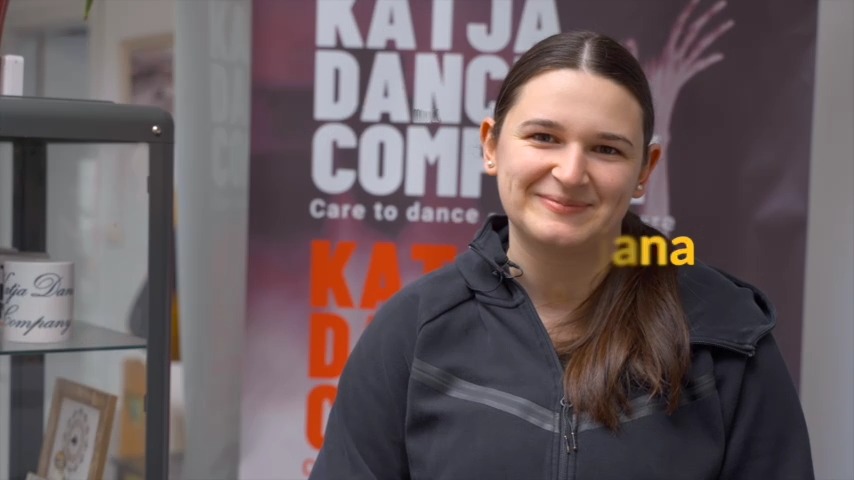 Katja Dance Company in DanceArt.si v sodelovanju z Zavodom Republike Slovenije za presaditve organov in tkiv Slovenija-transplant predstavljata novo dobrodelno multimedijsko gledališko-plesno predstavo ODLOČI SE – umetniški projekt, ki odpira eno najpomembnejših tem sodobne družbe: pogovor in odločitev za darovanje organov in tkiv po smrti.
Premiera bo 22. maja 2026 ob 20. uri v Centru kulture Španski borci v Ljubljani.
Predstava pod umetniškim vodstvom koreografov Katje Vidmar in Mitje Popovskega, v produkciji Alberta Podrekarja ter pod častnim pokroviteljstvom gospe Vlaste Nussdorfer, skozi sodobni ples, glasbo in vizualno pripoved raziskuje trenutke, ko se človek znajde pred vprašanji o minljivosti, izgubi, sočutju, solidarnosti in moči darovanja življenja.
Plešejo: Ajda Šterbenc, Ana Mužič, Eva Bebar, Eva Bitežnik, Hana Štraus, Maša Štefanič, Sara Brčvak, Sofija Safronova, Tia Uršič Popovski, Zarja Kopriva, Katja Vidmar
Izbor glasbe: Katja Vidmar, Albert Podrekar
Vezno besedilo, koreografija, scenografija in režija: Katja Vidmar
Sokoreograf: Mitja Popovski
Video projekcija, zvok, oblikovanje luči in produkcija: Albert Podrekar
Kamera: Luka Bruketa
Častna pokroviteljica: Vlasta Nussdorfer
#danceperformance #danceshow #transplant