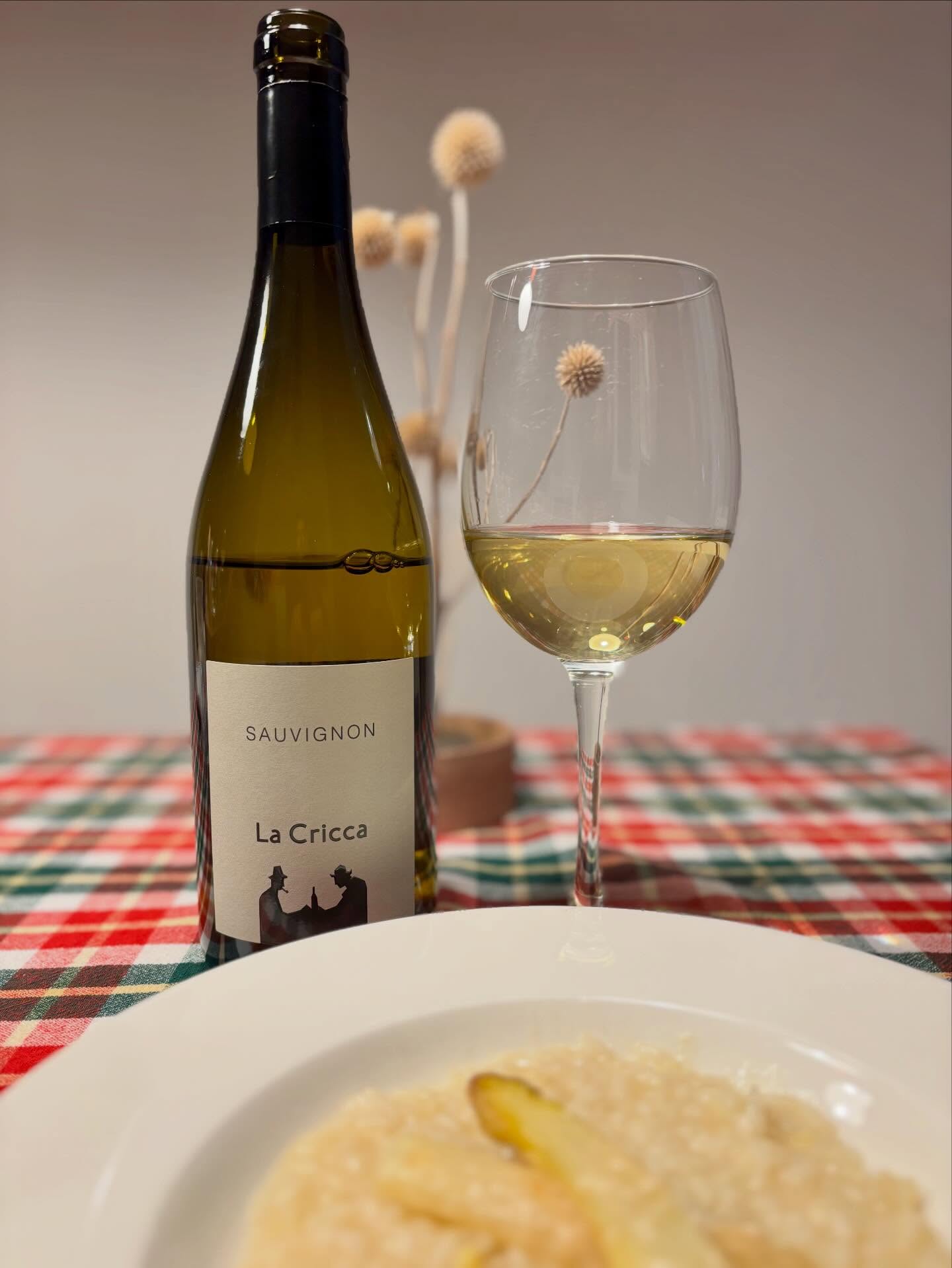 Primavera in un sorso. 🌿
Il nostro Sauvignon e il riso agli asparagi — un abbinamento che sa di stagione nuova, di sole ancora mite, di quei pranzi che vorresti non finissero mai.
Benvenuta, primavera. Ci mancavi.
#sauvignon #lacricca #vinilacricca #friuli #primavera