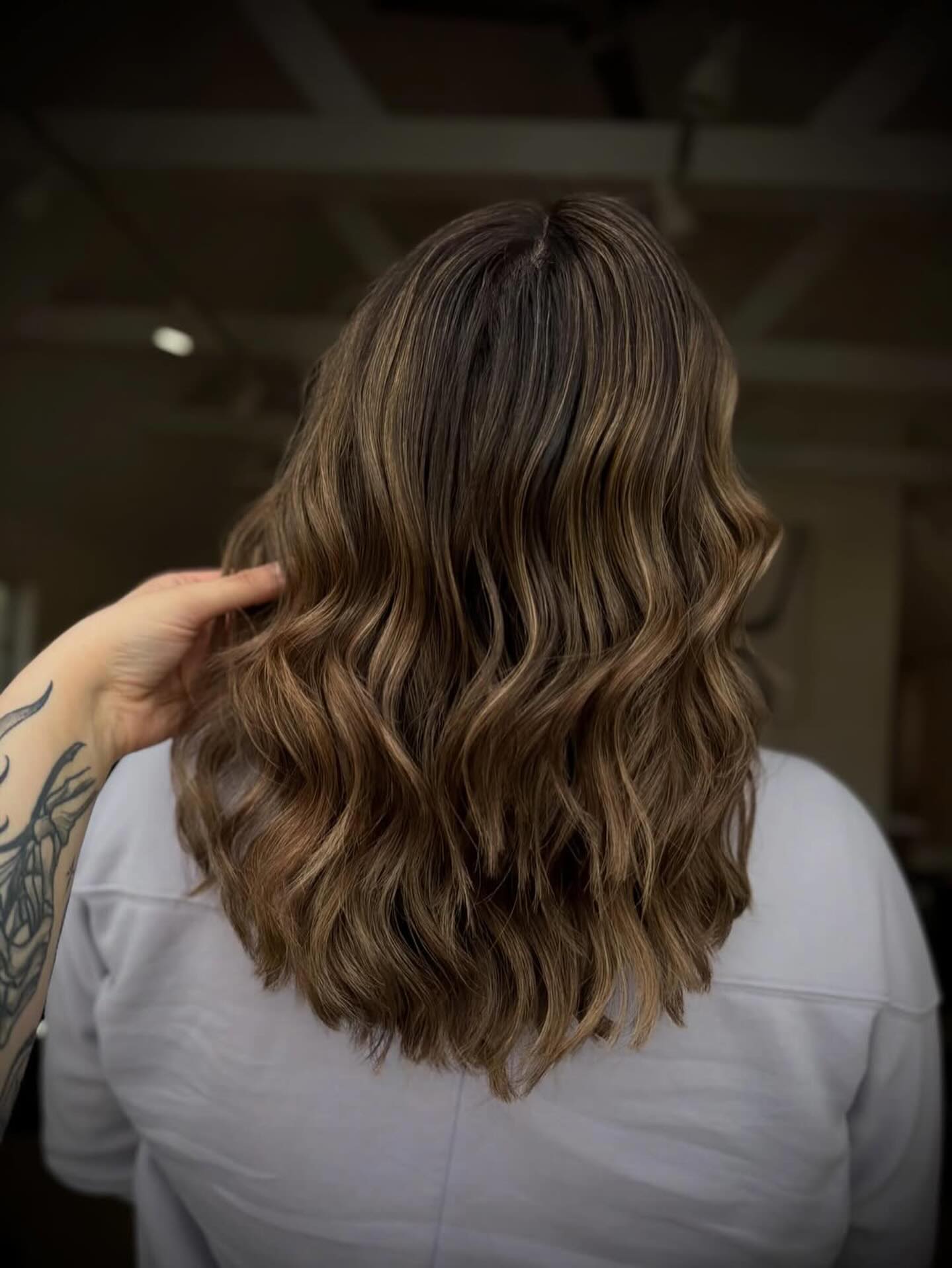 @hairby.julz
New season, new energy 🤍✨
Sometimes it’s the smallest changes that make the biggest difference—soft dimension, lived-in warmth, and a color that feels effortless while still elevating your everyday.
If you’ve been thinking about a refresh, this is your sign. Let’s create something that fits you perfectly—book through the link in my bio 💫