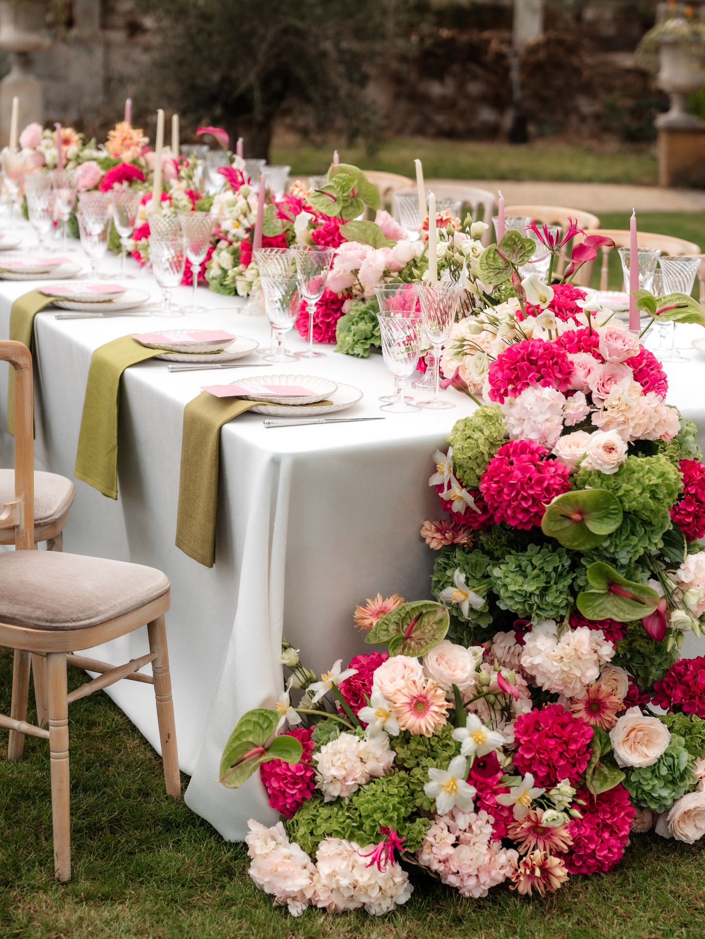 The kind of table you’ll never want to leave🩷
Soft, abundant and designed to be experienced, not just seen.
Planning your wedding? 🤍
Book a consultation with Monet and she’ll create a flower story personal to you.
Flowers: @monetsfloristry
Photographer: @chloecaldwellphotography
Venue: @froyleparkcountryestate
Hair: @bridezillamua
MUA: @rubyloubeauty
Dress: @lyrabridalstudio
Suit: @charlesgaleformalwear
Jewellery: @kimberleyelizabeth_jewellery
Styling: @weddingsbylisamarie
Props: @novamemories
Tableware: @blacksaucerstablewear
Linen: @just_4_linen
Stationery: @dove_and_lace
Content: @afterglowcontent
Couple: @justalexroberts
#froylepark #froyleparkweddings #froyleparkflorist #luxuryflowers