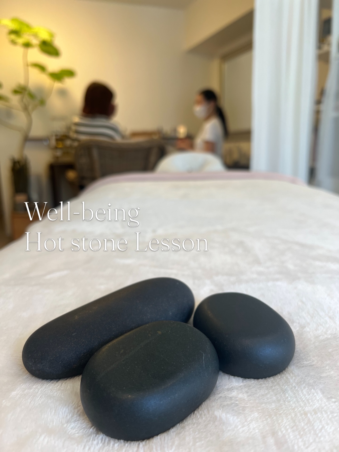 2DAYSのホットストーン対面実技レッスンの
2日目にお伝えしたのは、
プラスアルファで知っておいてほしい
オーガニックアロマセラピーを活用したケアについて。
ストレスや食生活の影響を受けやすい肝臓のケアは
美と健康のために、重要なポイント。
また、女性特有のお悩みが、フィジカル、メンタルに出やすい方へのケアとして
ホットストーンとアロマセラピーの組み合わせは
とても有用です。
おなかのトリートメントに追加したり
おなかのパックとしてフェイシャルのオプションにもおすすめです。
そのままサロンメニューとして活用いただける
ホットストーン講座
ウェルビーイングホットストーン講座です。
.
#ホットストーン講座
#オーガニックホットストーン